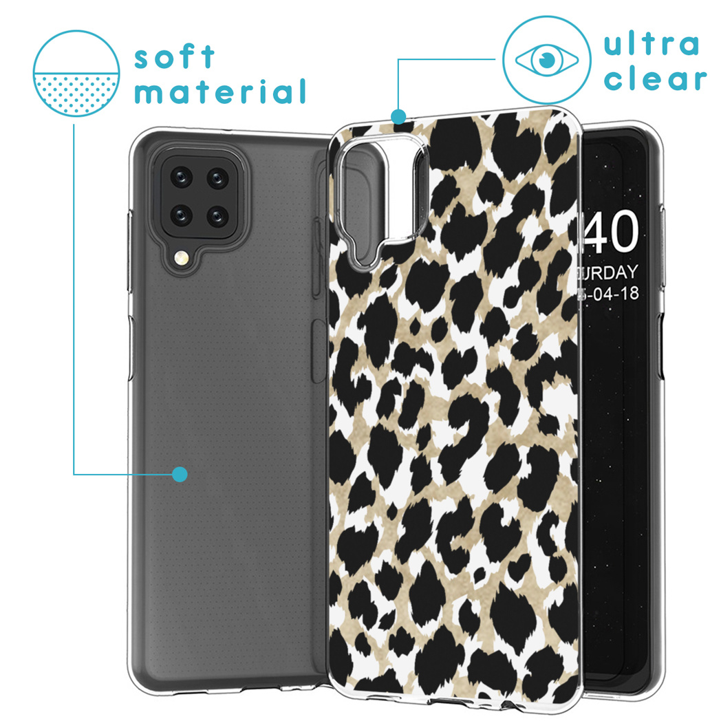 Coques de téléphone à imprimé léopard. L'une est en matière souple, l'autre ultra transparente. Un téléphone affiche la date.