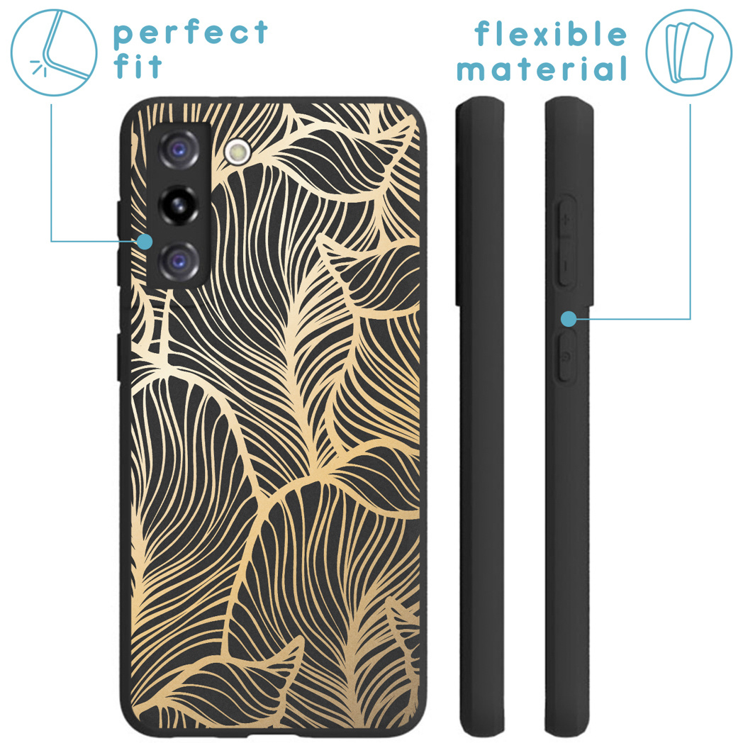 Custodia nera per telefono con design a piume dorate. Vista laterale mostra pulsanti e flessibilità. Etichette: vestibilità perfetta, materiale flessibile.
