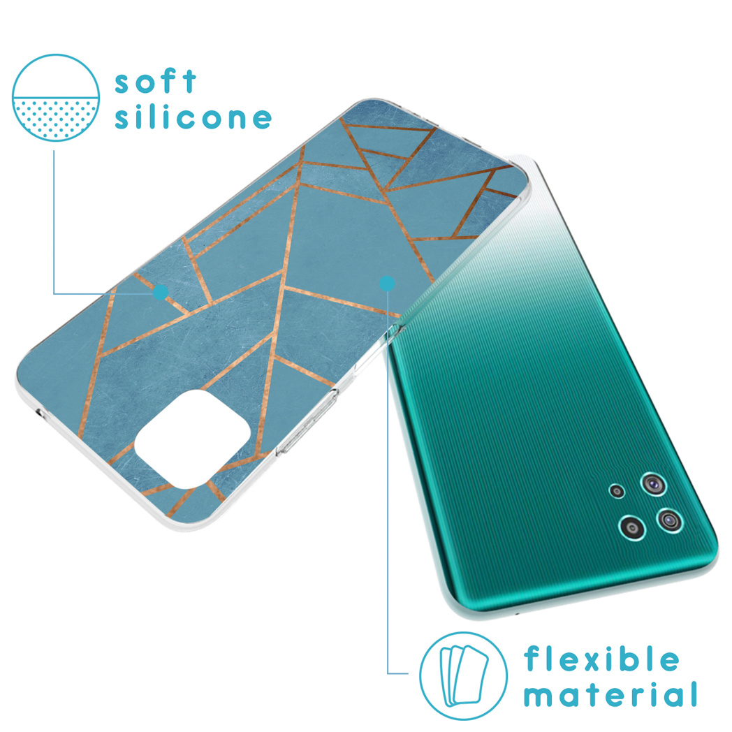Una custodia per telefono con un motivo geometrico blu e rame è posizionata su un telefono verde acqua. Sono presenti etichette in silicone morbido e materiale flessibile.