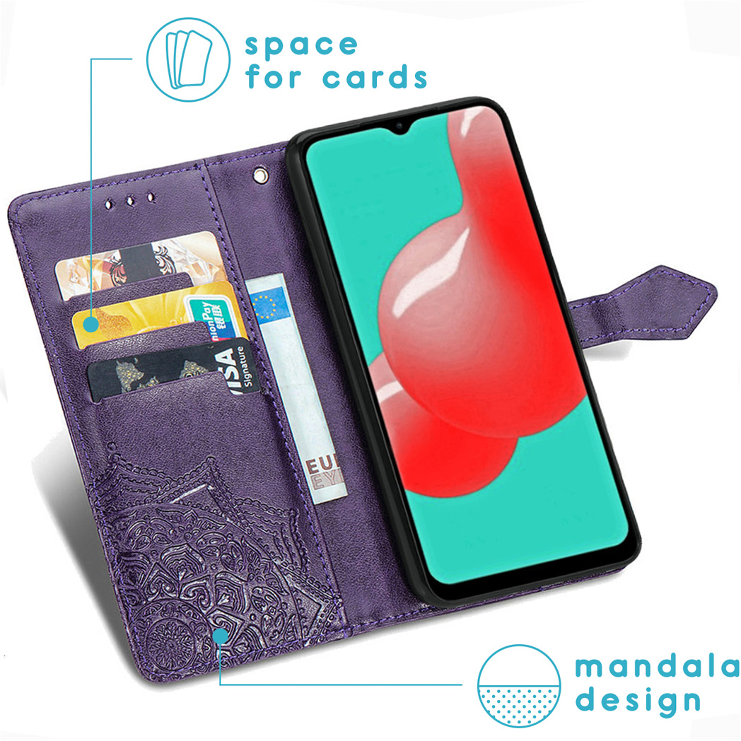 Custodia per telefono viola con fessure per carte, un design mandala e un telefono con schermo rosso e verde. Carte e banconota visibili.