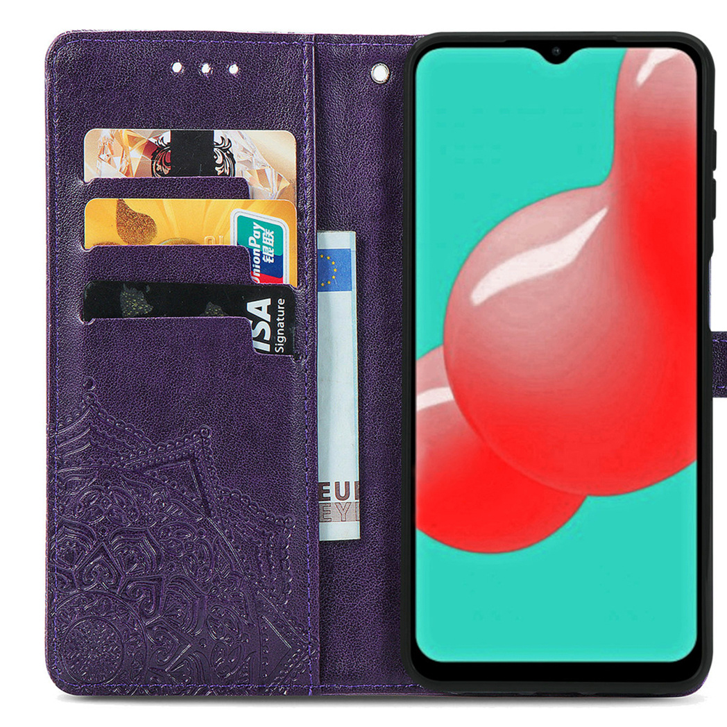 Custodia per telefono viola con carte e telefono. La custodia ha fessure per carte con carte e un telefono che mostra una forma rossa.