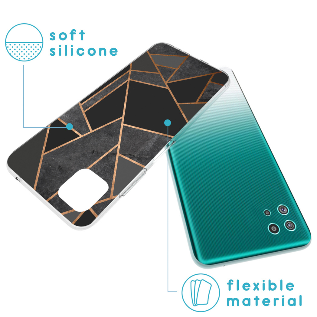 Una custodia per telefono con un design geometrico nero, grigio e oro sul davanti e un retro verde. È realizzata in materiale flessibile.