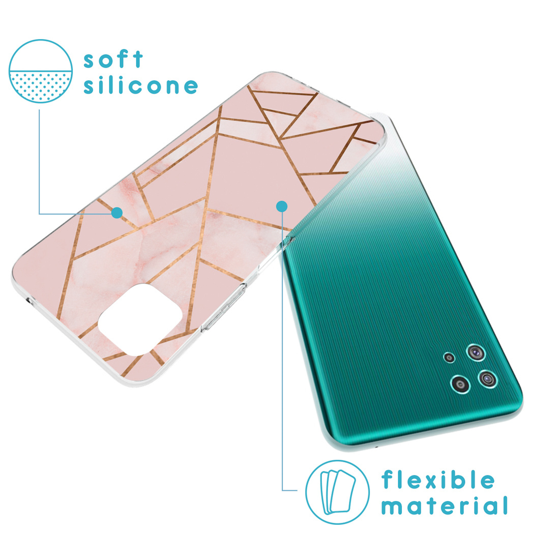 Una custodia per telefono con un design geometrico rosa su un retro trasparente è mostrata accanto a un telefono verde acqua. La custodia è etichettata come 'silicone morbido'.