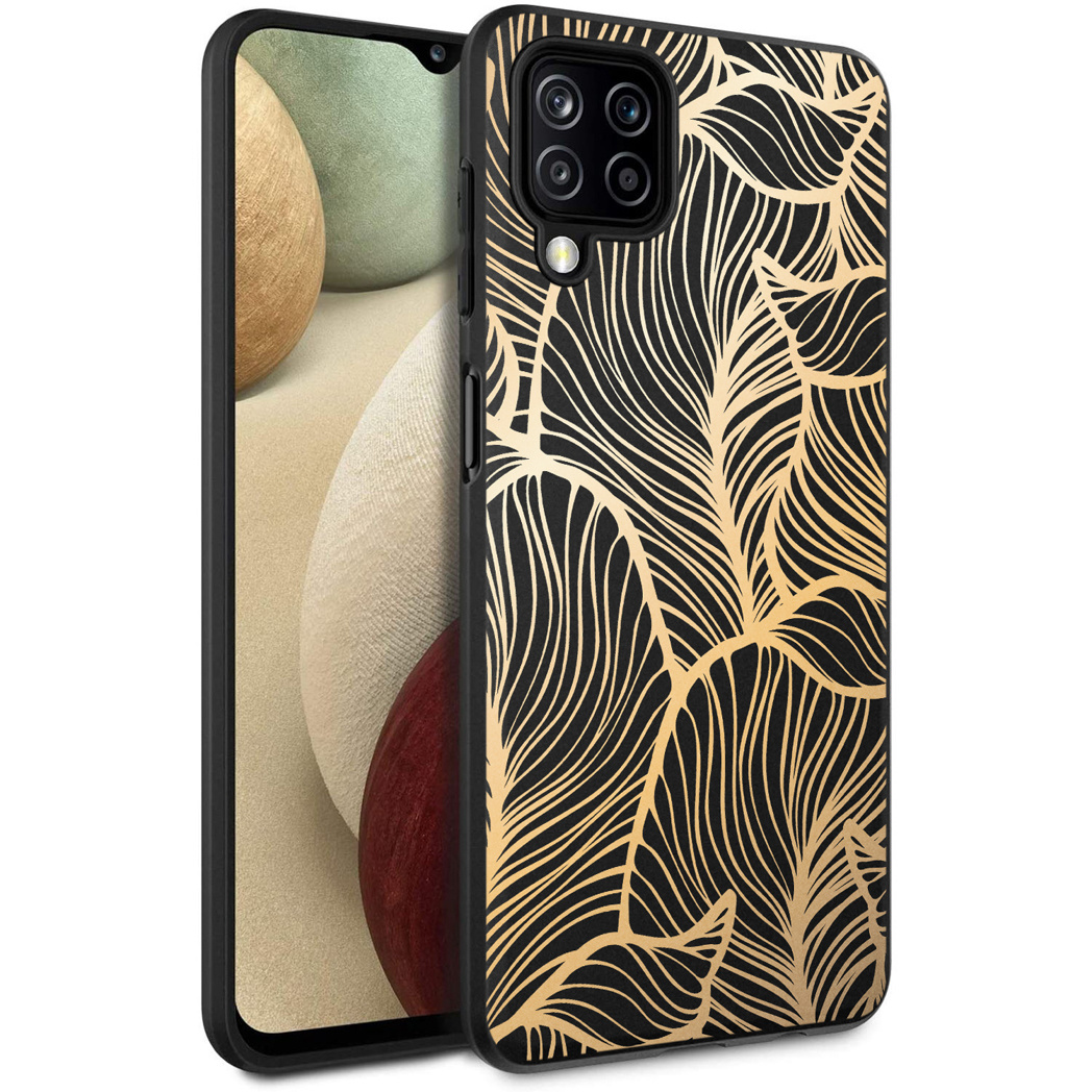 Zwarte telefoonhoes met gouden bladerpatroon. De telefoon is gedeeltelijk zichtbaar en toont het scherm met een vage achtergrond.