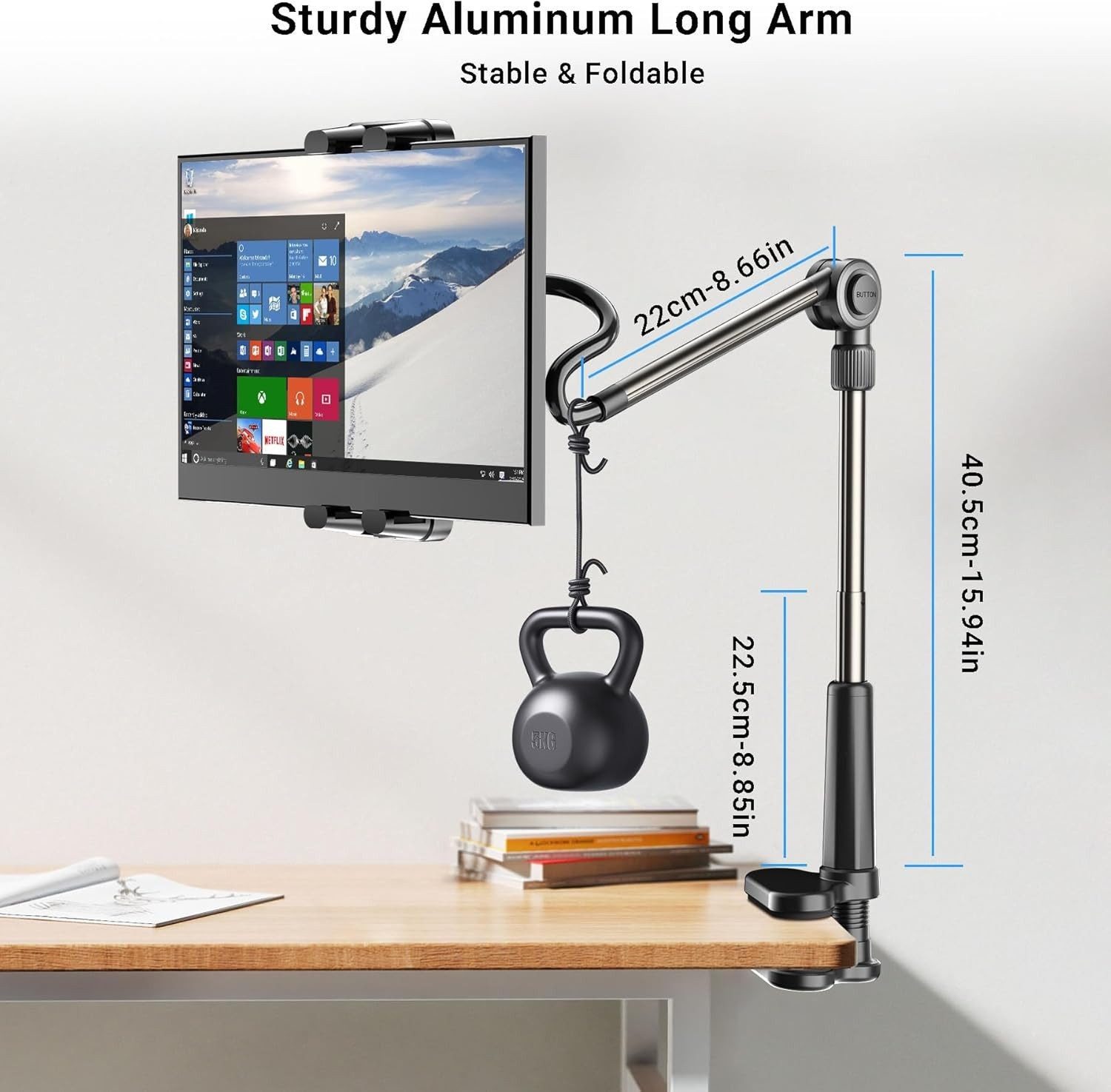 Ein Monitorarm trägt einen Monitor, der eine Windows-Oberfläche anzeigt. Eine Kugelhantel hängt am Arm. Abmessungen sind auf dem Arm angegeben.
