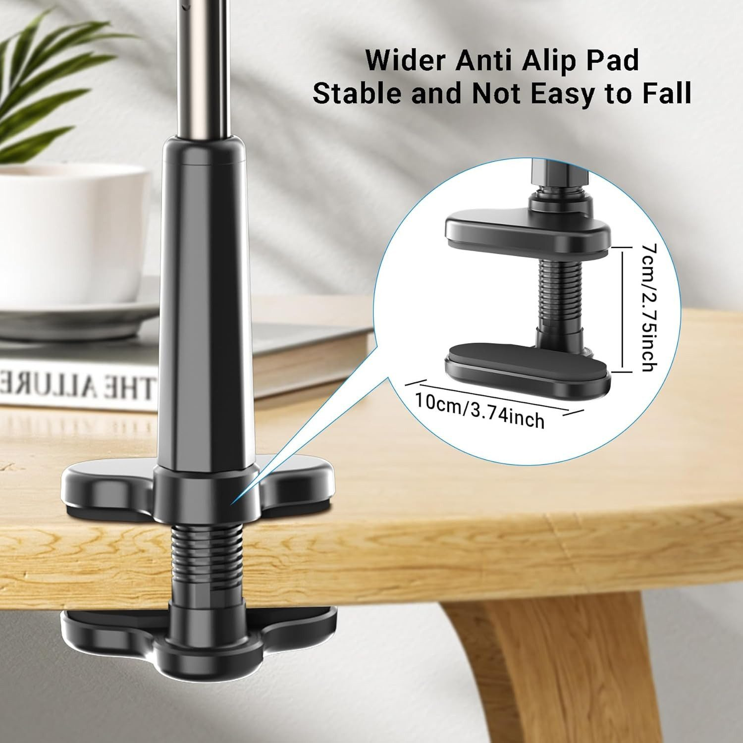Eine schwarze Klemme ist an einem Holztisch befestigt. Ein Diagramm zeigt Abmessungen. Text: Breiter Anti-Rutsch-Pad, Stabil und nicht leicht zu fallen.