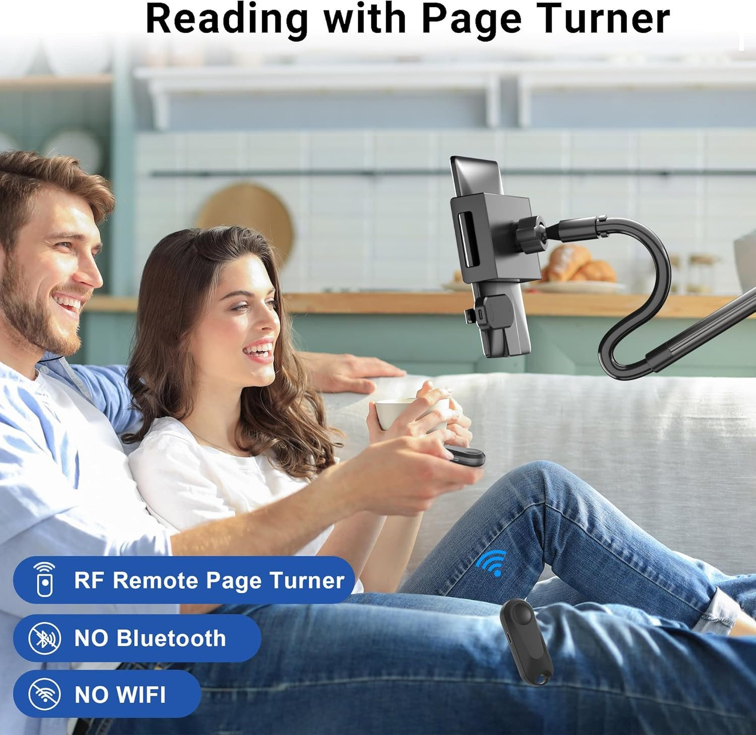 Ein lächelndes Paar auf einem Sofa. Ein schwarzes Gerät zum Umblättern ist sichtbar. Fernbedienung in der Hand. Text: 'Lesen mit Page Turner'.