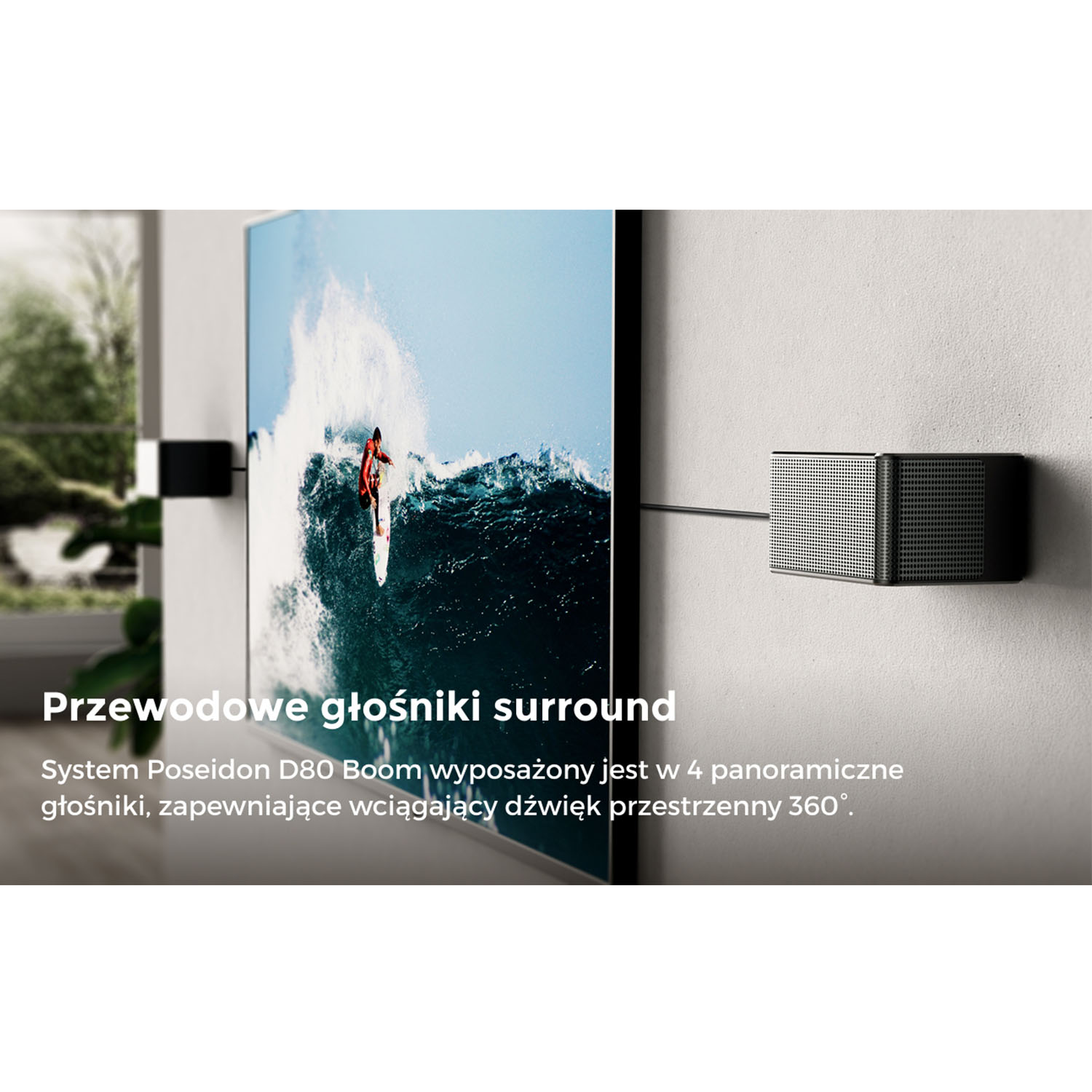 Surfer jedzie na fali na dużym ekranie, z głośnikami po lewej i prawej stronie. Tekst mówi 'Przewodowe głośniki surround'.