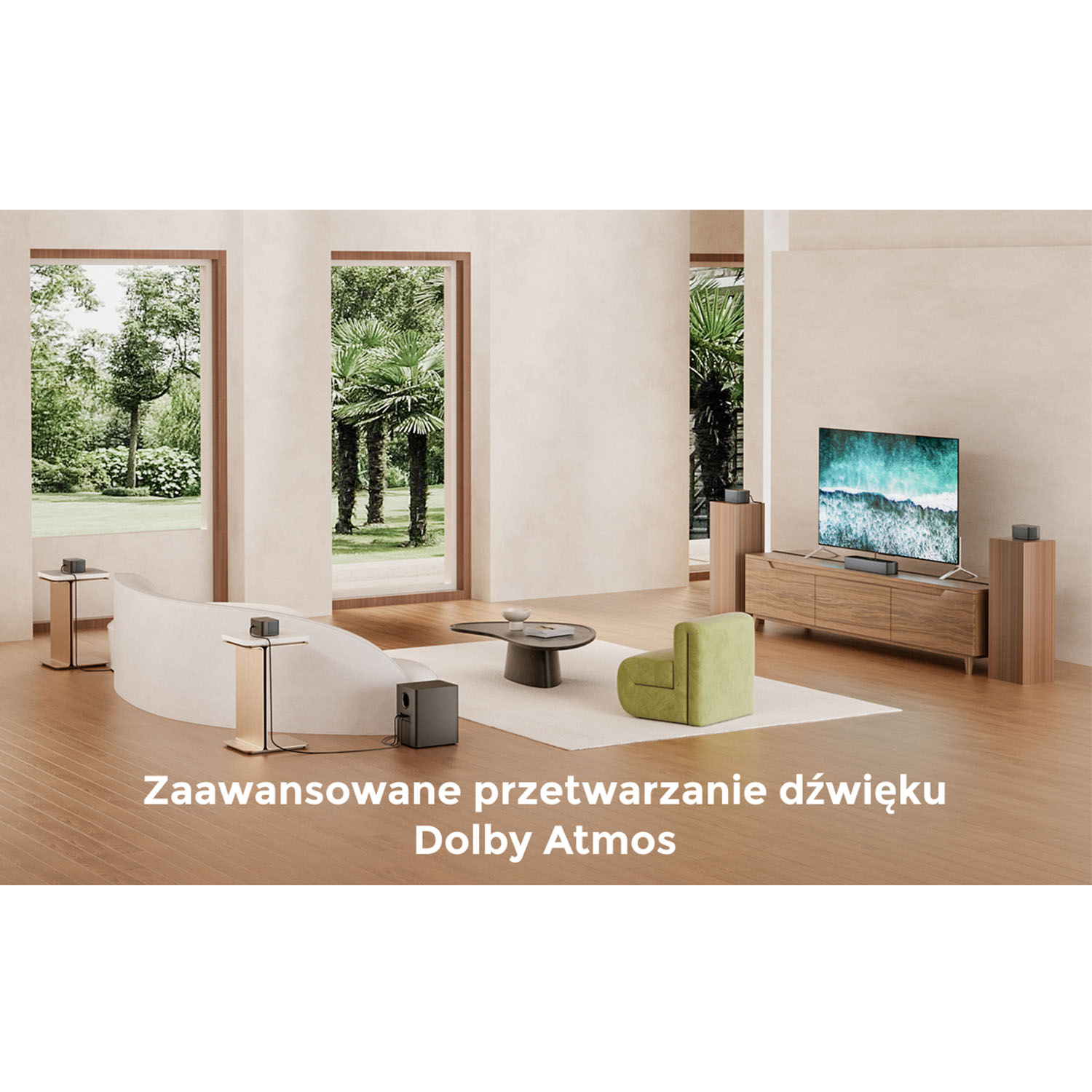 Nowoczesny salon z telewizorem, głośnikami i małym zielonym krzesłem. Dwa okna pokazują ogród. Jasne ściany.