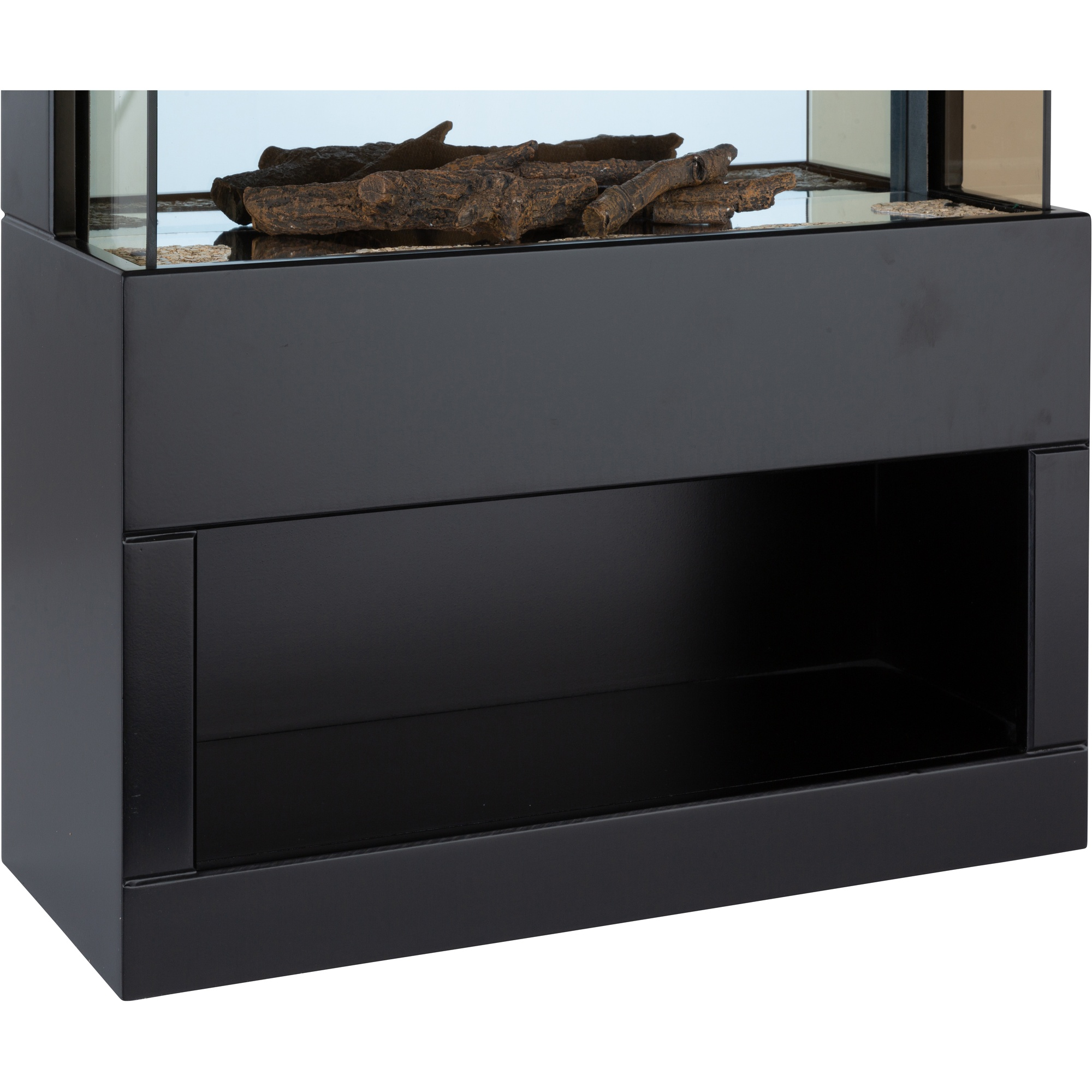 Ein schwarzer Kamin mit dekorativen Holzscheiten im Inneren. Er hat eine Glasfront und ein offenes Fach darunter.