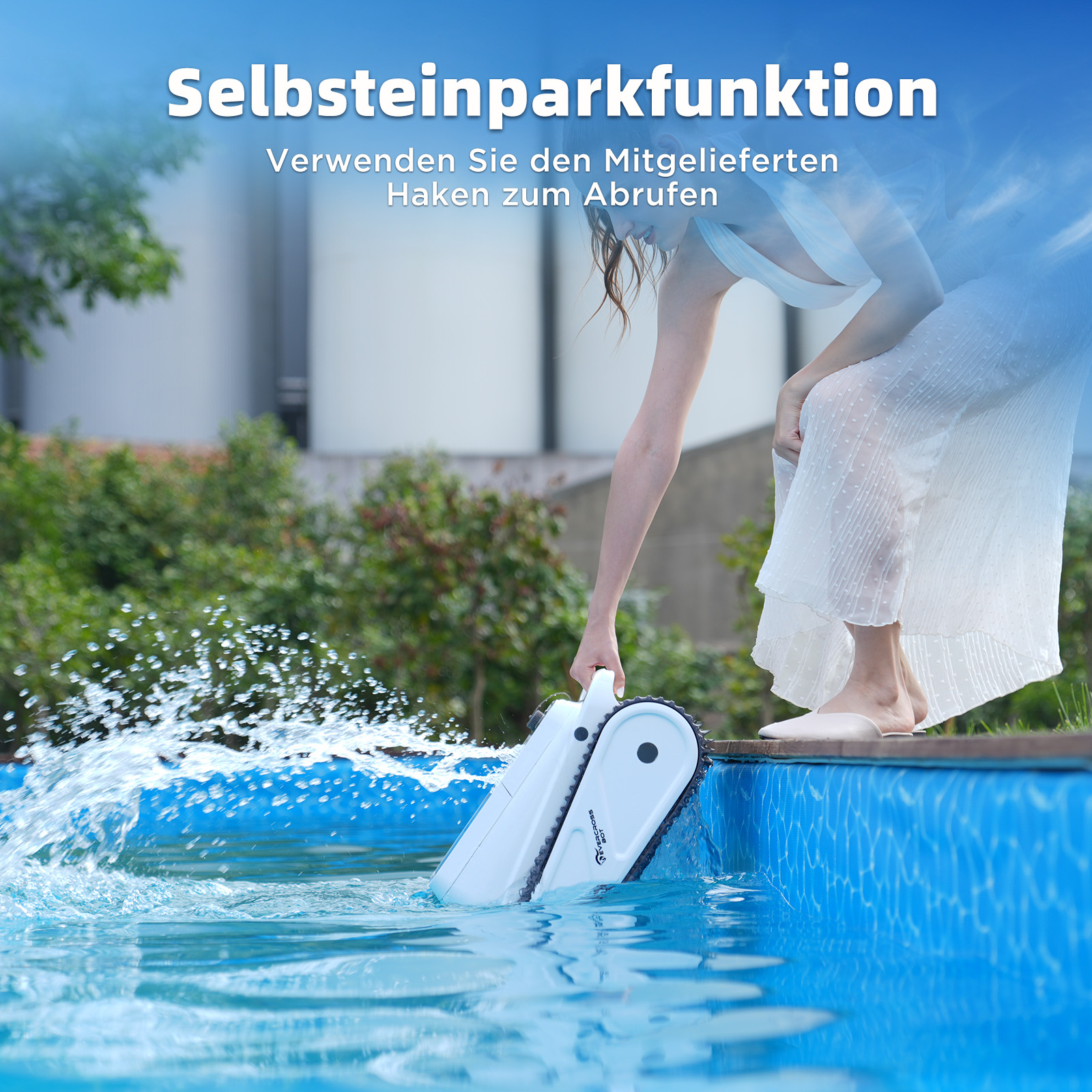 Eine Frau hält einen weißen Poolreiniger in einem Pool. Wasser spritzt. Oben steht 'Selfsteinparkfunktion'.