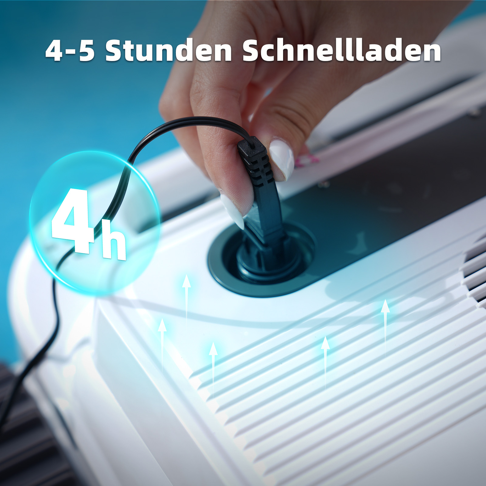 Eine Hand steckt ein Ladekabel in ein Gerät. Der Text lautet '4-5 Stunden Schnellladen'. Ein blauer Kreis zeigt '4h'.