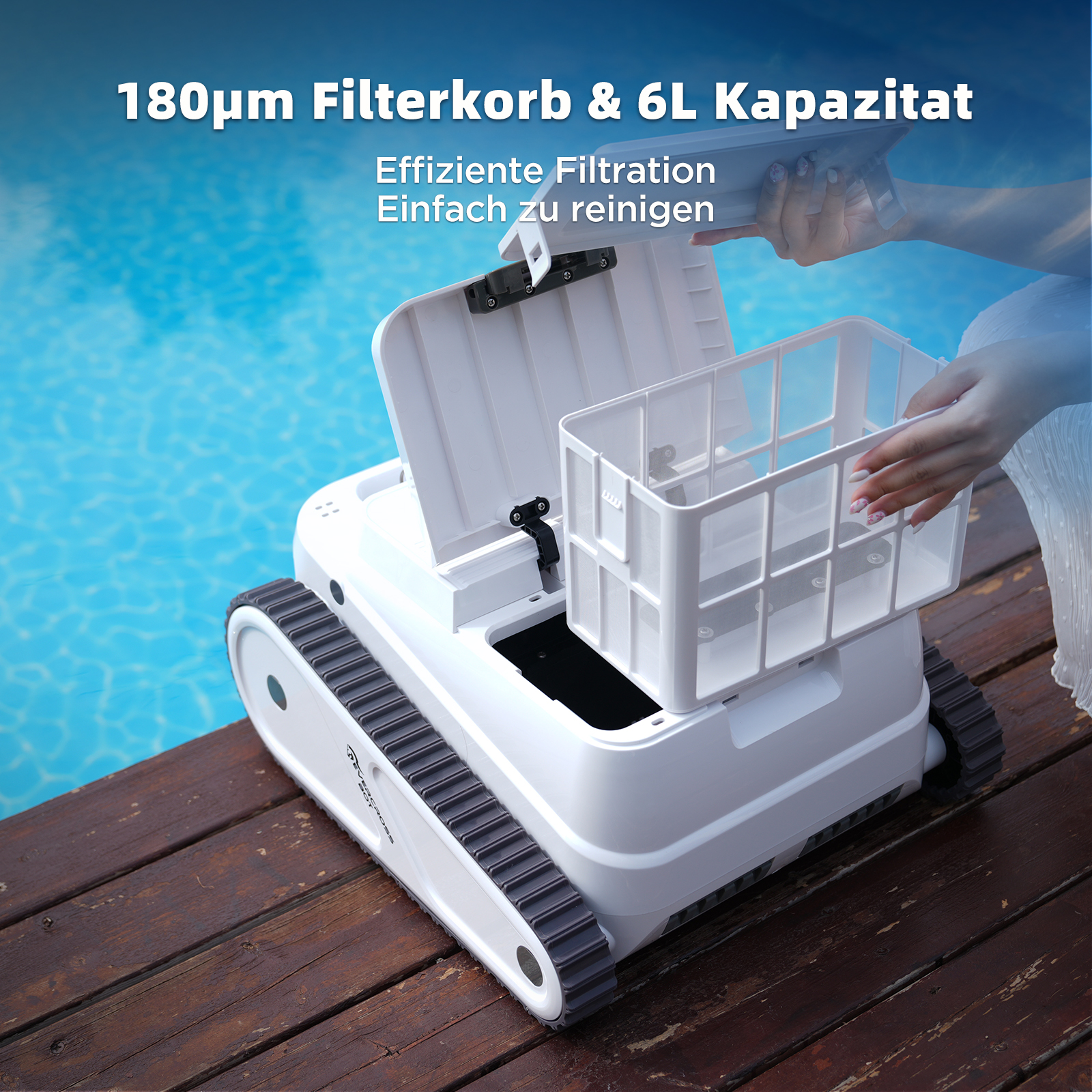 Ein weißer Poolreiniger mit Filter wird gehandhabt. Der Hintergrund zeigt einen Pool und Holzplanken.