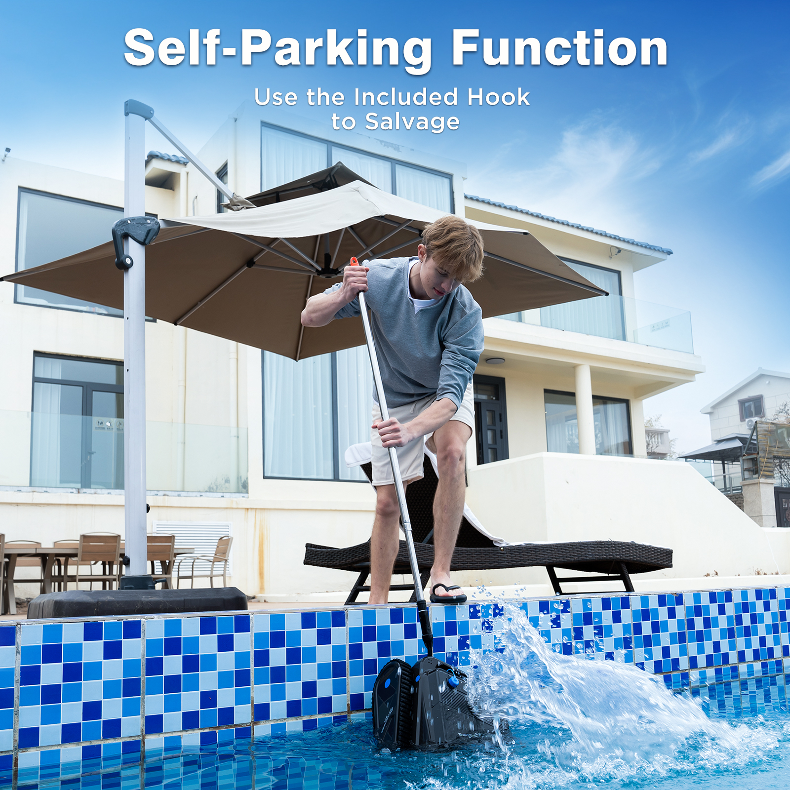 Mężczyzna czyszczący basen elektrycznym odkurzaczem. Niebieski basen, biały dom, duży parasol.