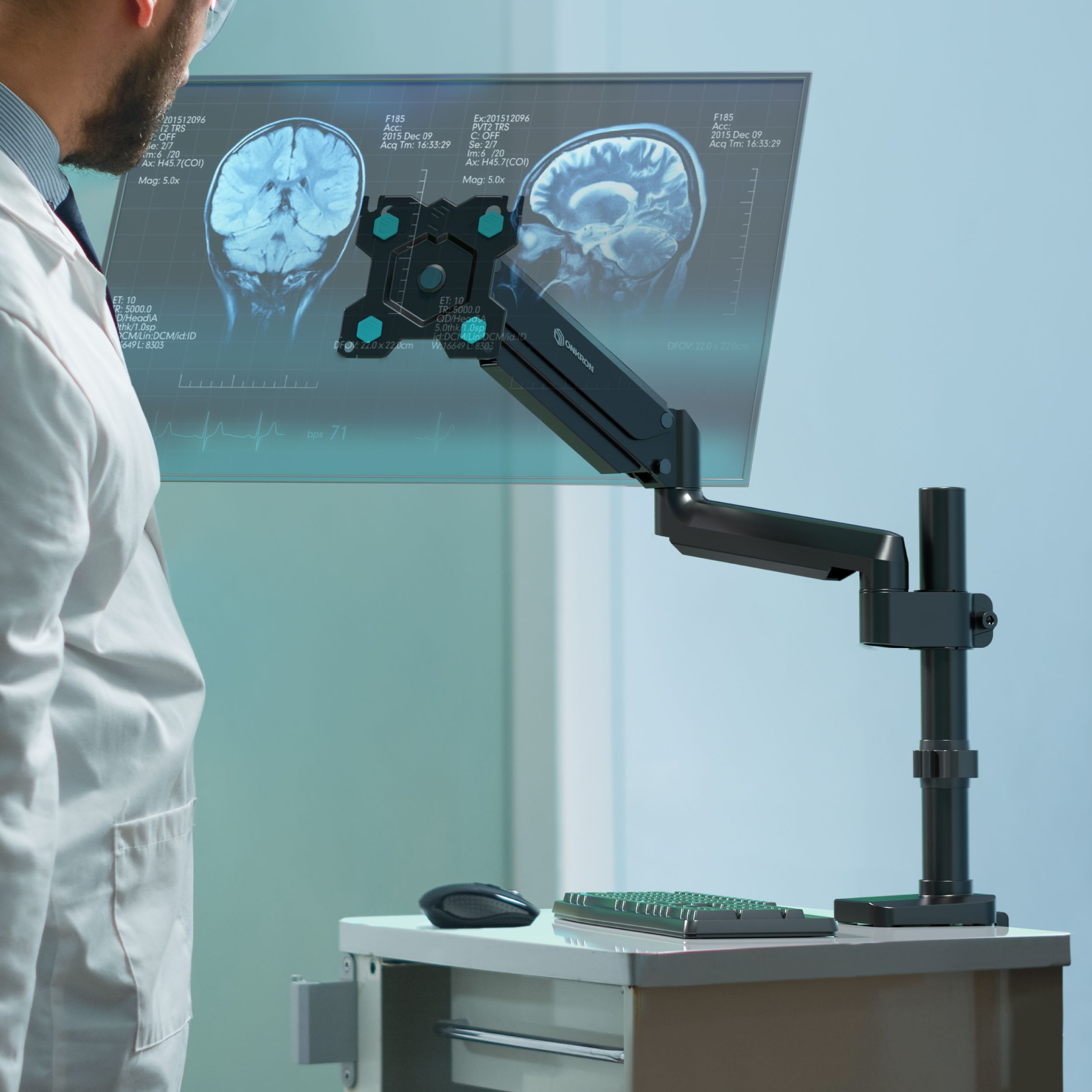 Lekarz w kitlu patrzy na skan mózgu na monitorze. Czarny uchwyt monitora trzyma ekran.