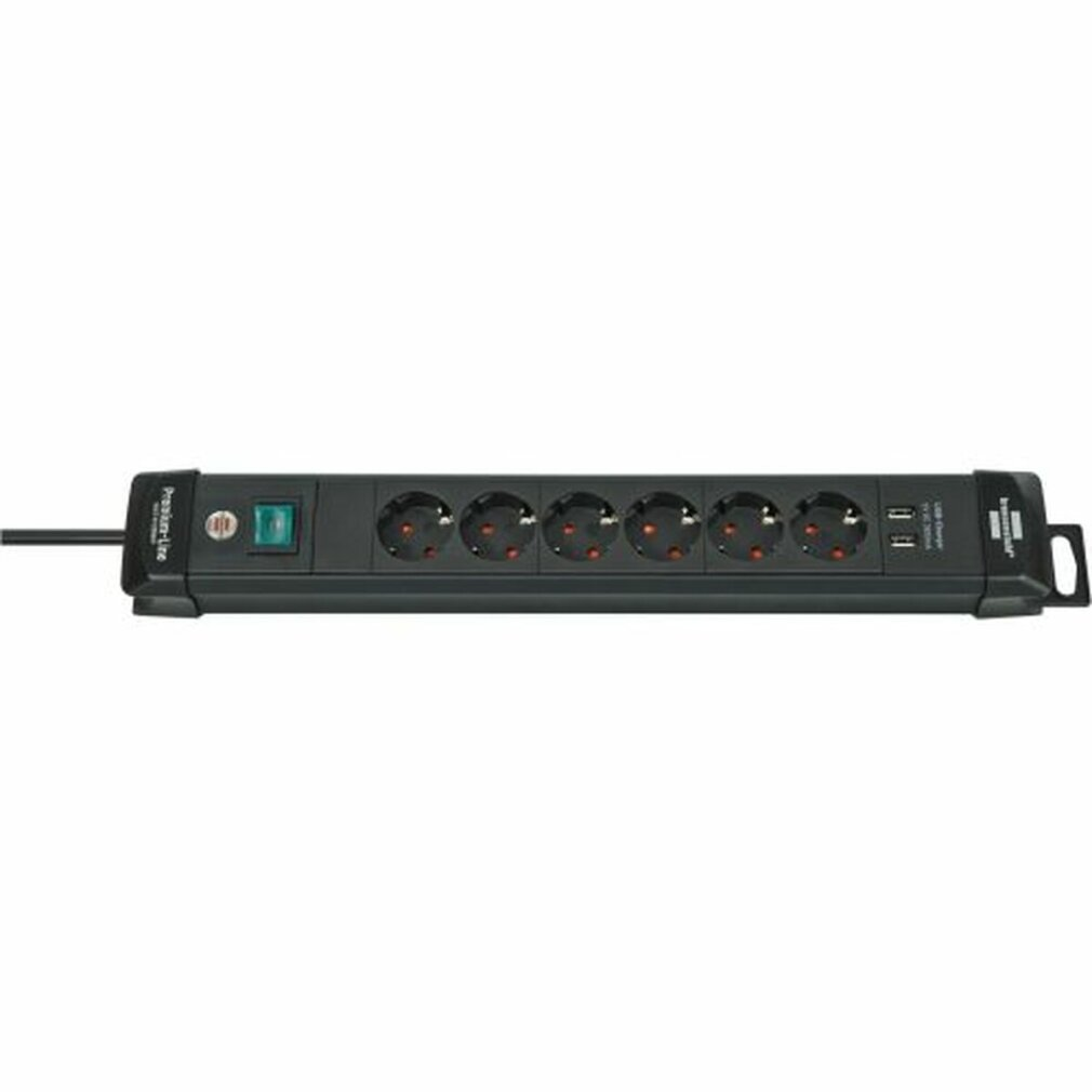 Ein schwarzer Stromverteiler mit sechs Steckdosen, einem Netzschalter und USB-Anschlüssen auf weißem Hintergrund. Der Verteiler hat ein schwarzes Netzkabel.
