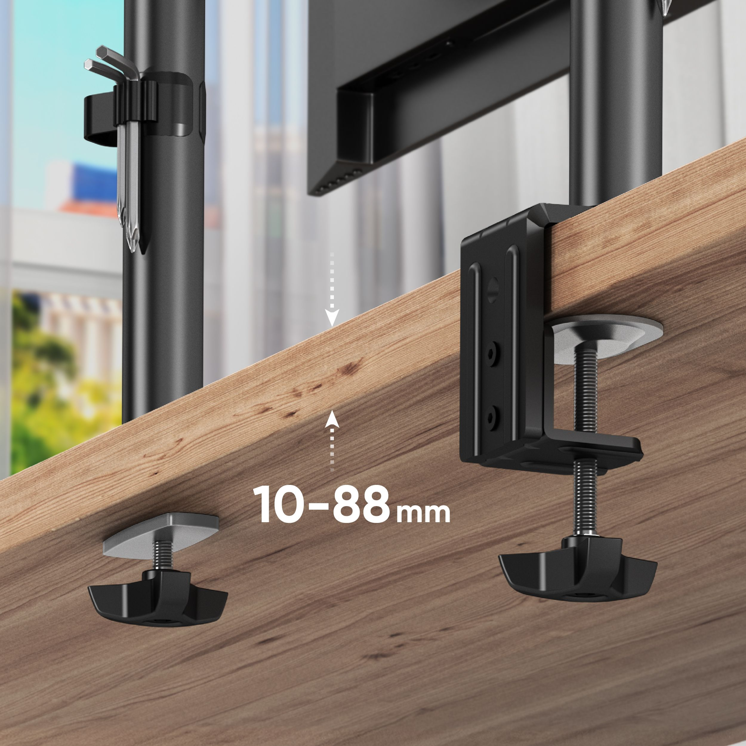 Une pince noire se fixe à une table en bois. La pince a une vis réglable et une base de support, avec le texte '10-88mm'.