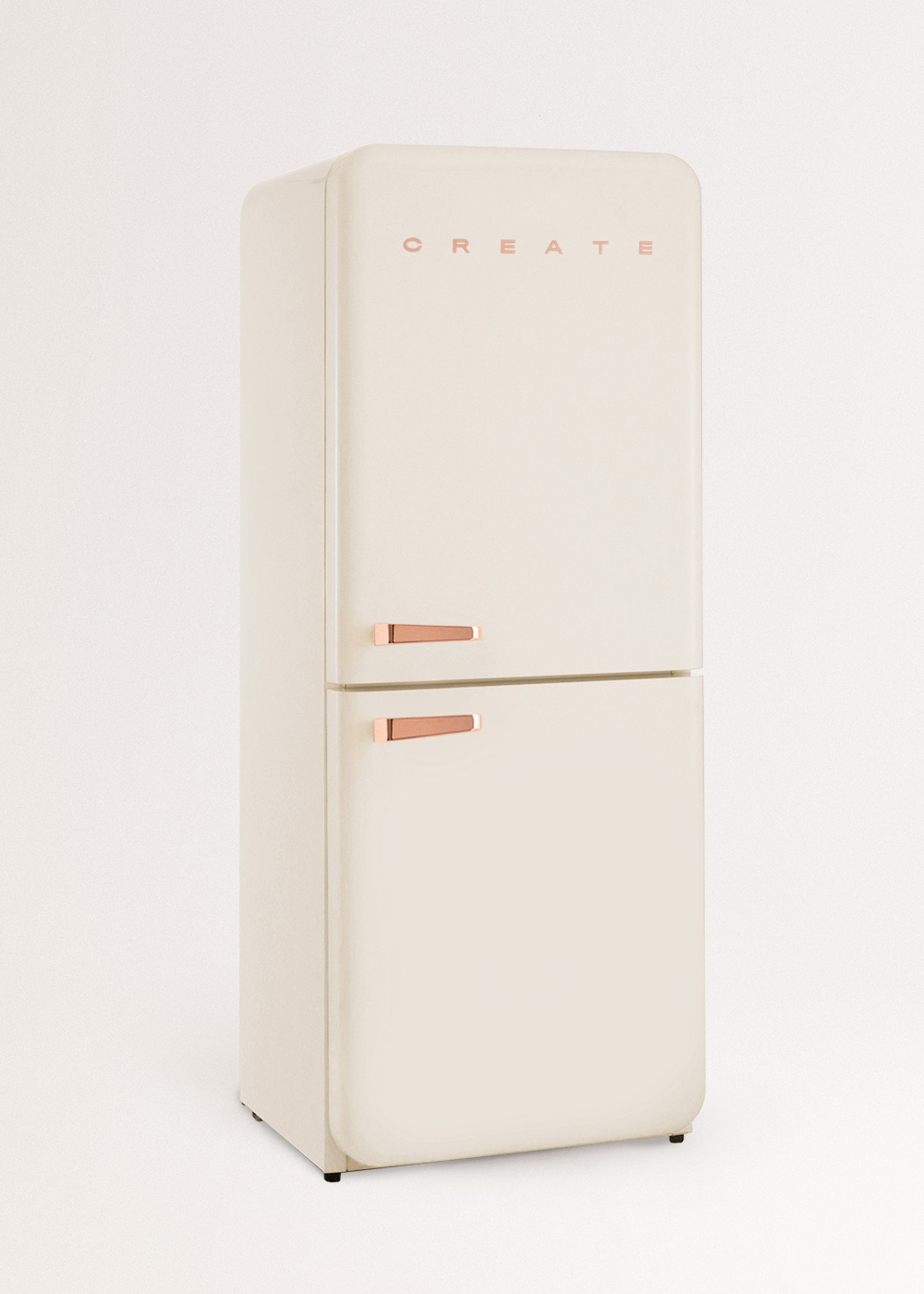 Refrigerador color crema con manijas de oro rosa. La palabra 'CREATE' está escrita en la parte superior. Contra un fondo blanco.