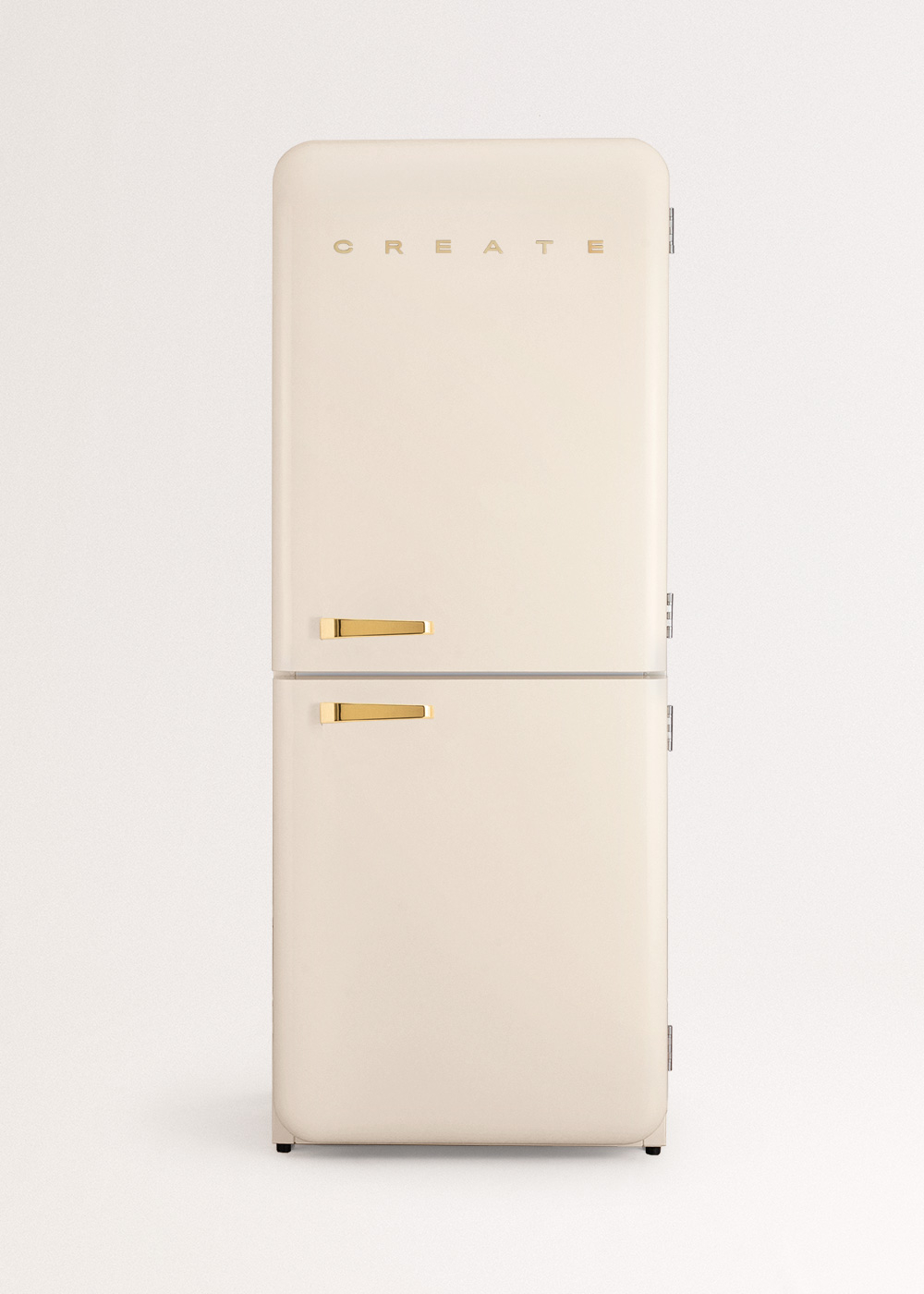 Un refrigerador crema con manijas doradas. Tiene la palabra 'CREATE' arriba. El fondo es blanco.