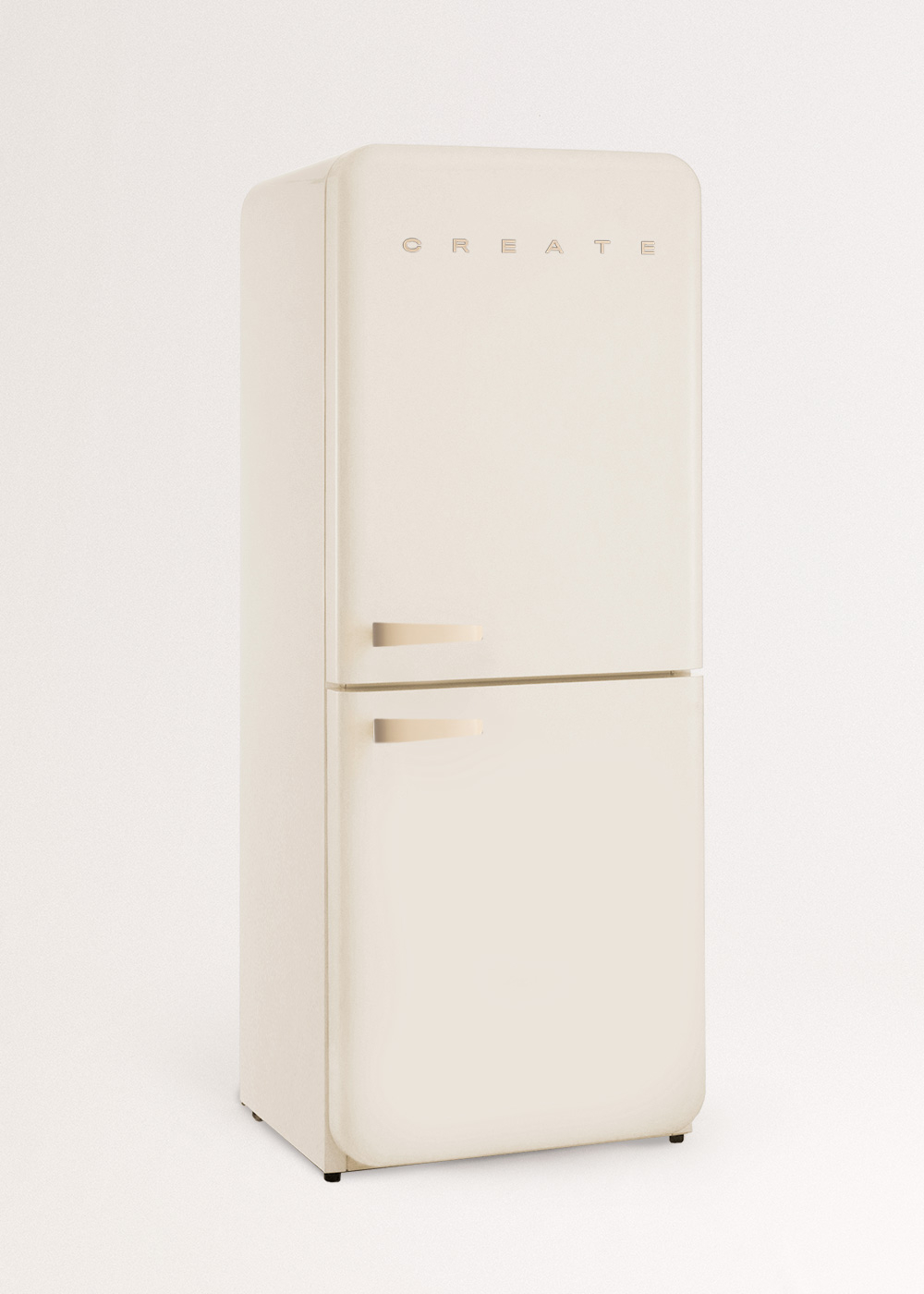 Un refrigerador retro color crema se encuentra centrado sobre un fondo blanco. La palabra CREATE está grabada en la puerta.
