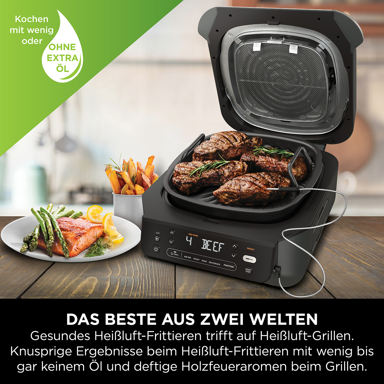 Ein offener Luftfritteuse mit gegrillten Steaks, ein Teller mit Lachs und Spargel, Pommes in einer Tasse auf einem Holztisch.