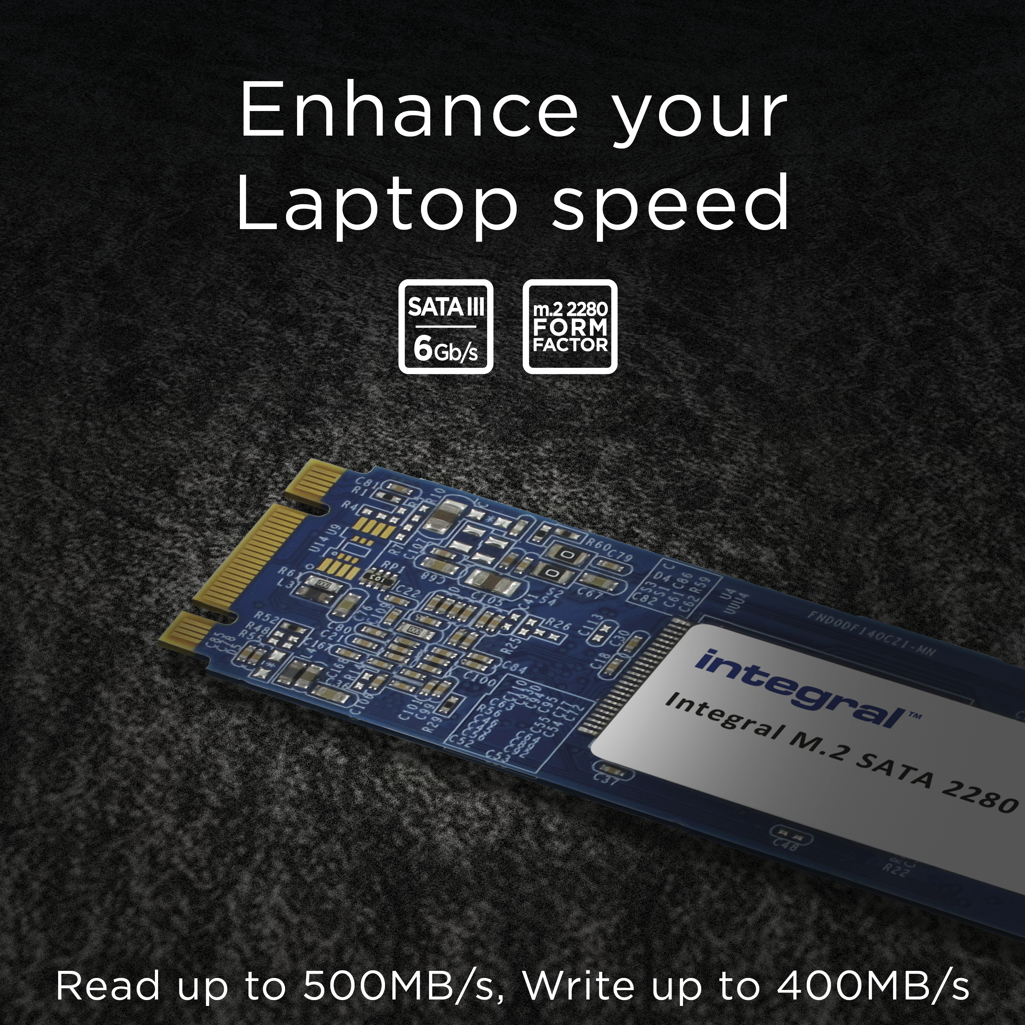 SSD-Karte auf dunkler Oberfläche. Beschleunigt den Laptop. Enthält Text, Symbole. Lesen bis zu 500MB/s.