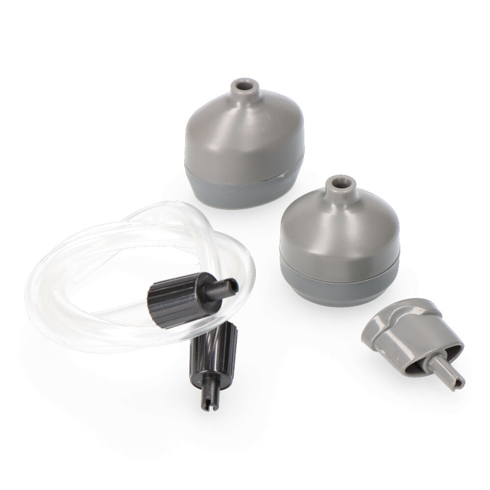 Szare i czarne części sprzętu medycznego: dwa pojemniki w kształcie żarówki, dwa czarne łączniki, przezroczysta rurka i szara nasadka.