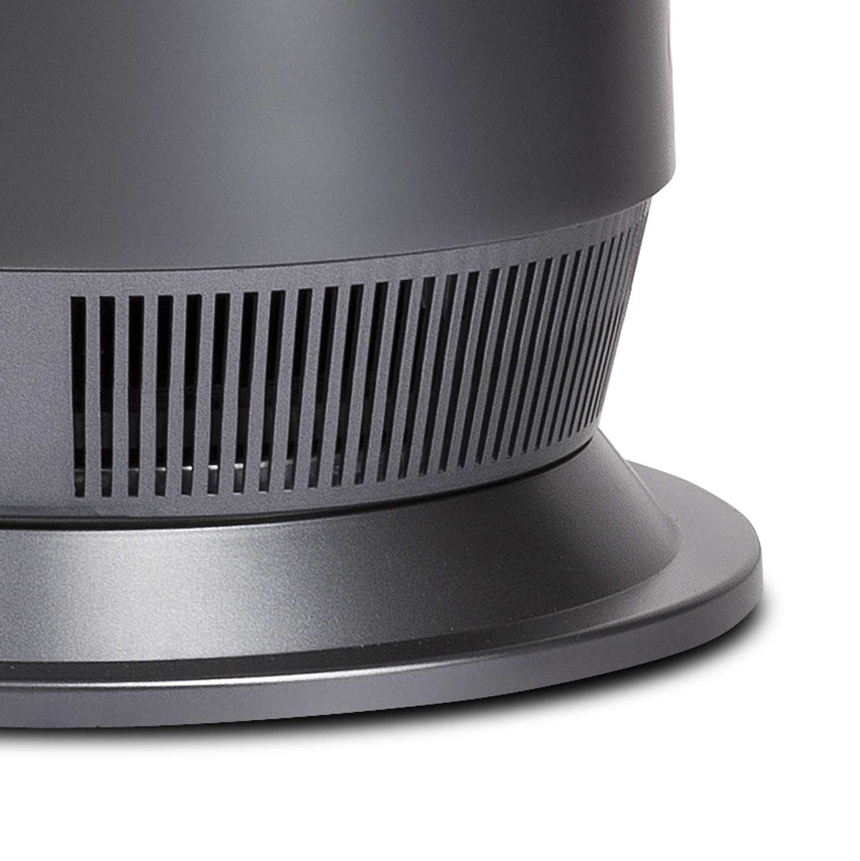Zbliżenie ciemnoszarego urządzenia cylindrycznego. Ma podstawę, wentylowaną sekcję i gładką górną część. Białe tło.