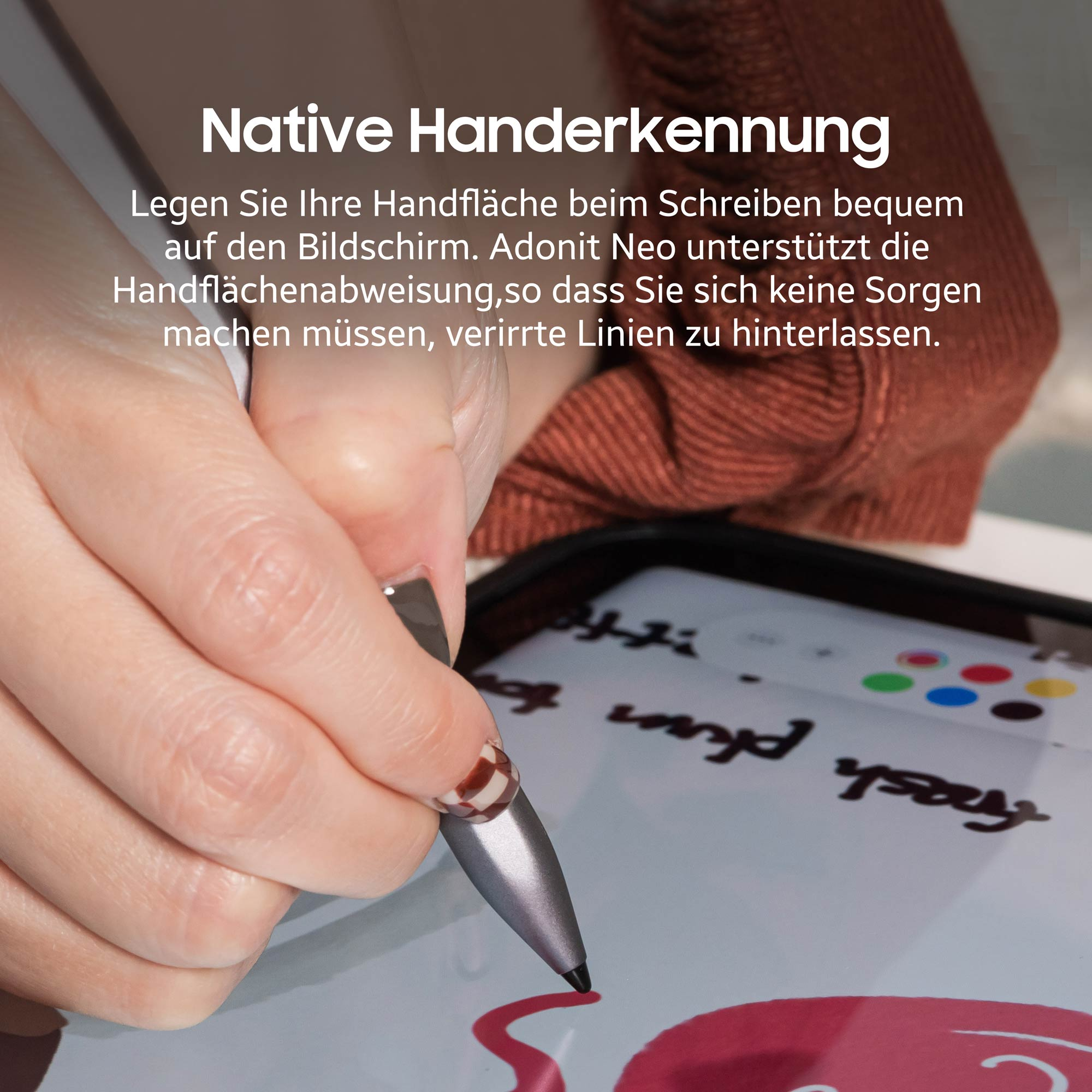 Mano con stilo scrive su tablet. Testo illeggibile. Sfondo sfocato.