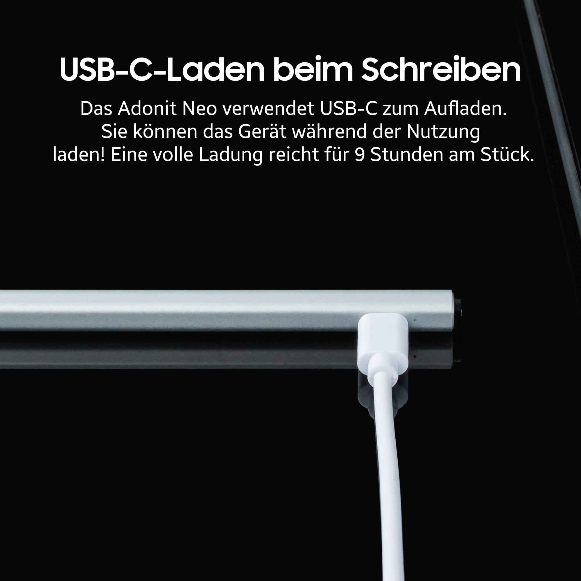 Un caricatore USB-C bianco è collegato a un dispositivo argentato. Lo sfondo è nero con testo bianco.