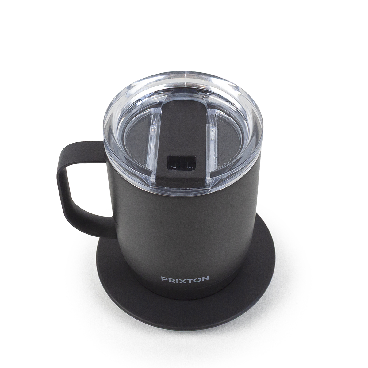 Czarny kubek z przezroczystą pokrywką stoi na czarnej podstawce. Kubek ma uchwyt i jest na nim nadruk 'PRIXTON'.