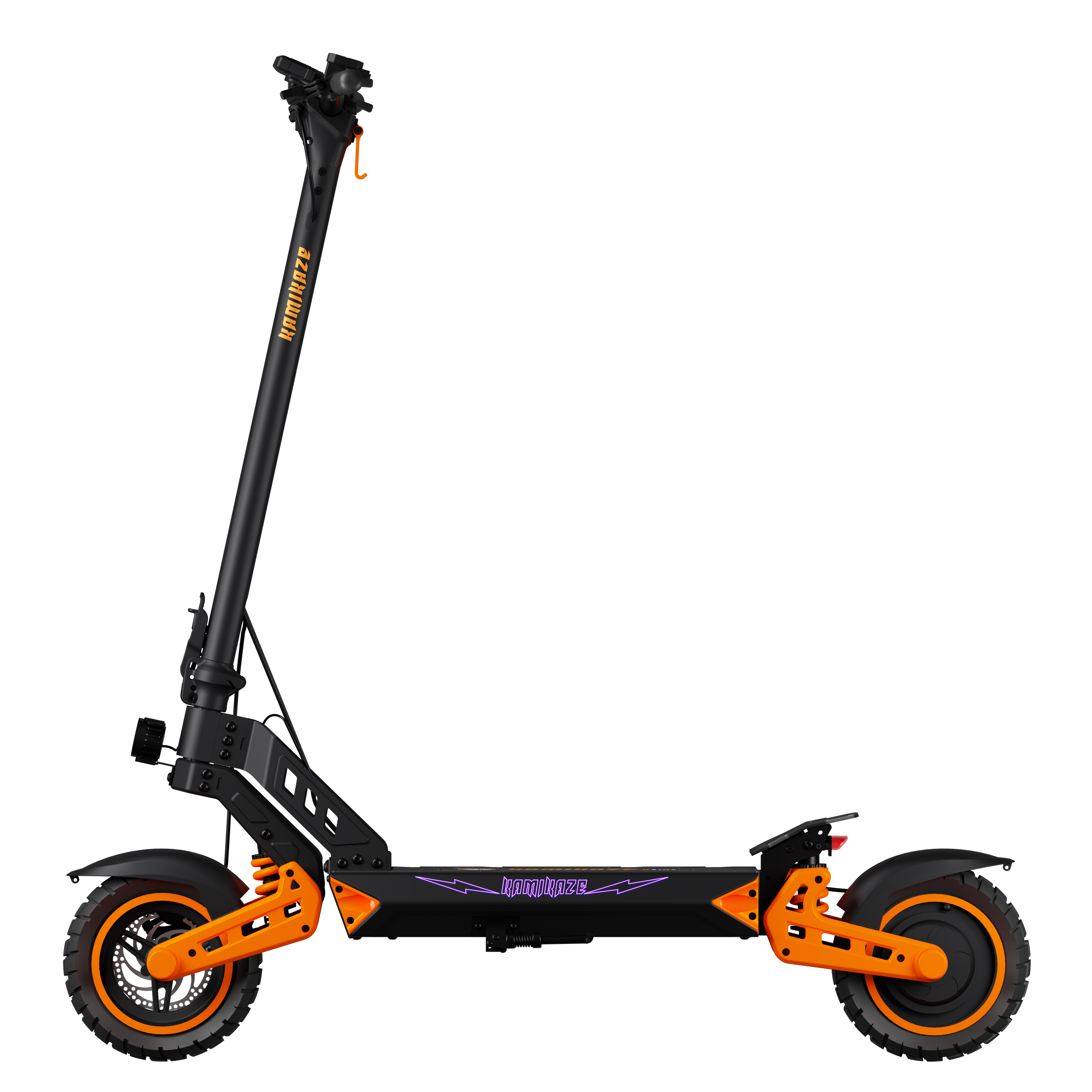 Scooter elettrico Kamikaze nero e arancione. Include ruote, pedana, manubrio e marchio. Lo sfondo è nero.