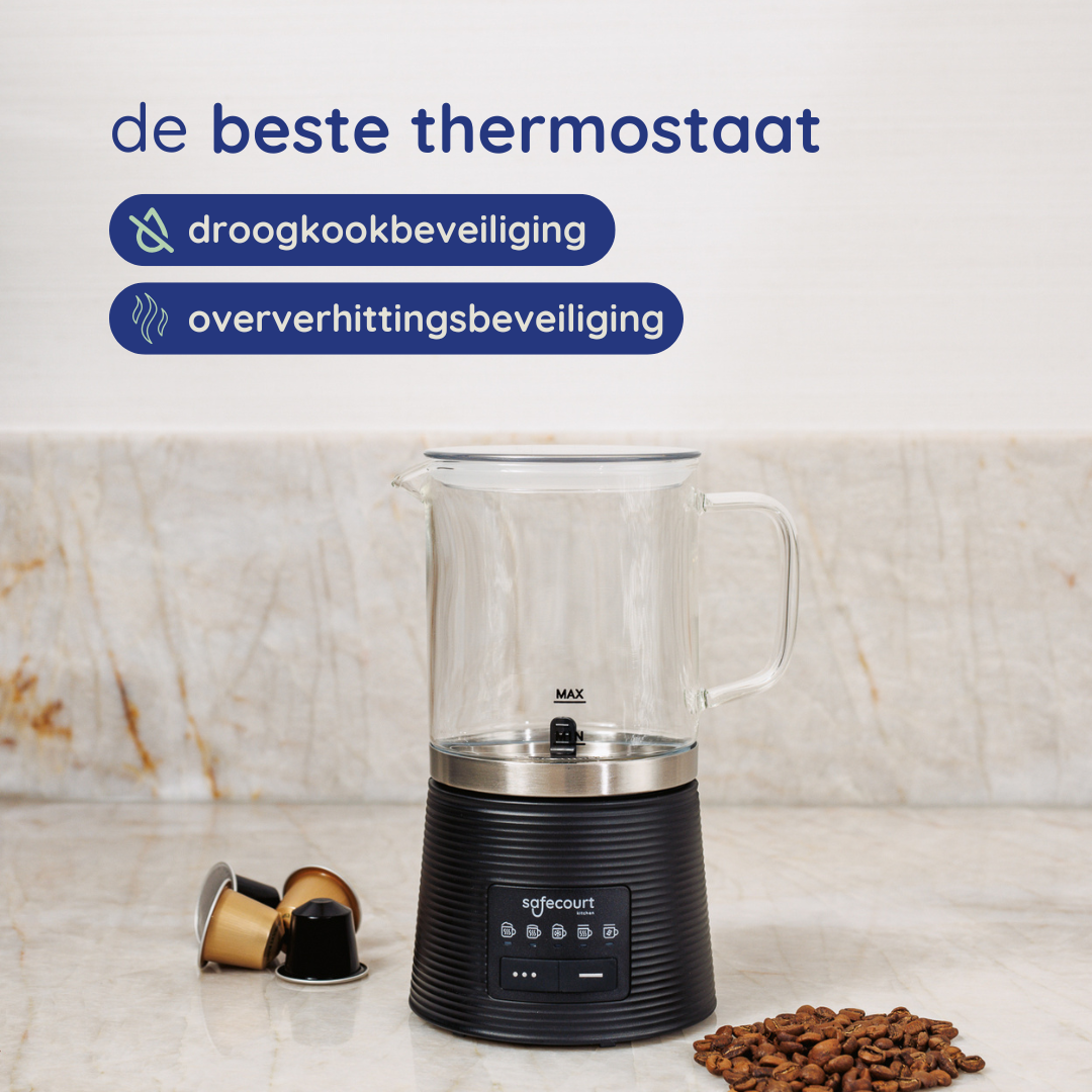 Une bouilloire électrique noire et argentée avec des dosettes et des grains de café sur une surface en marbre. Le texte en haut dit 'de beste thermostaat'.