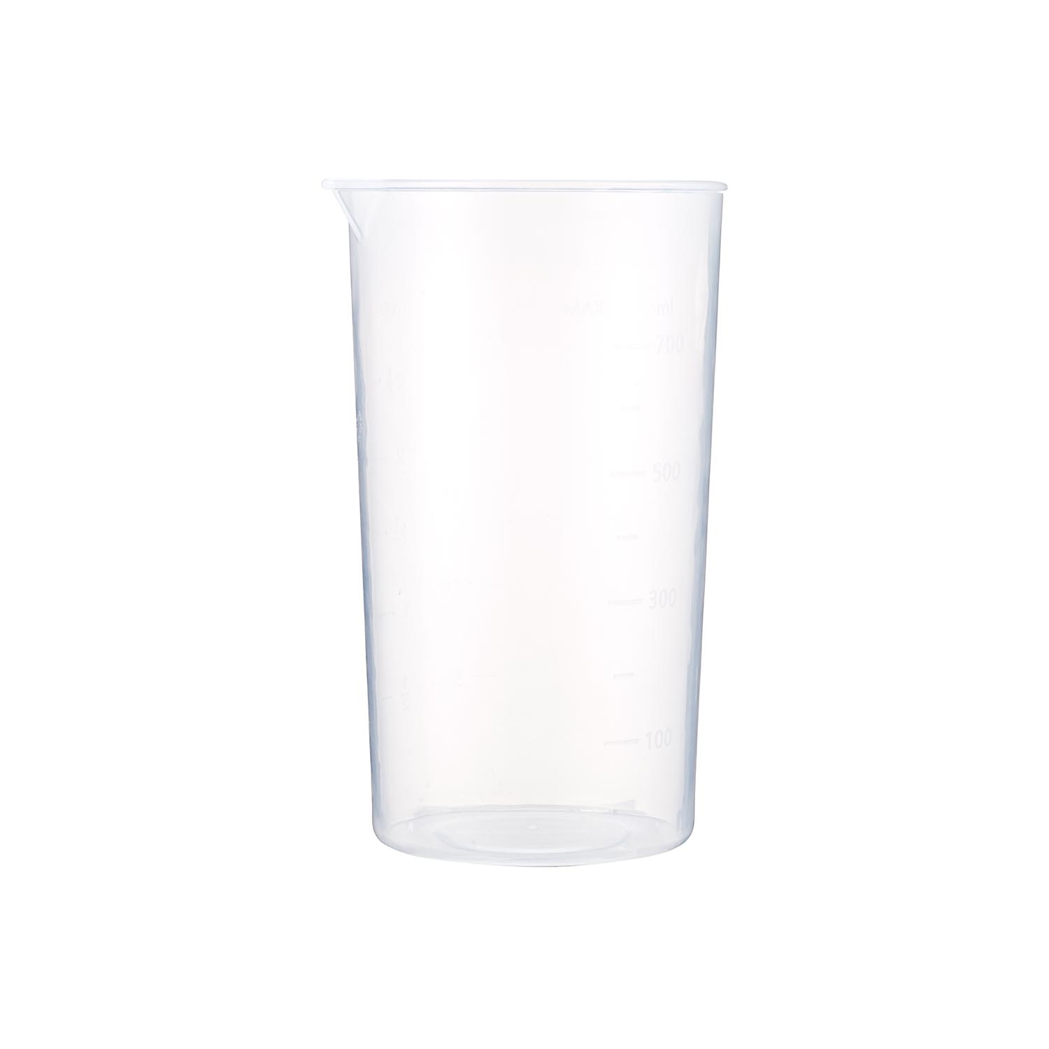 Un vaso de plástico transparente con marcas de medición. Se alza sobre un fondo blanco. El vaso está vacío.