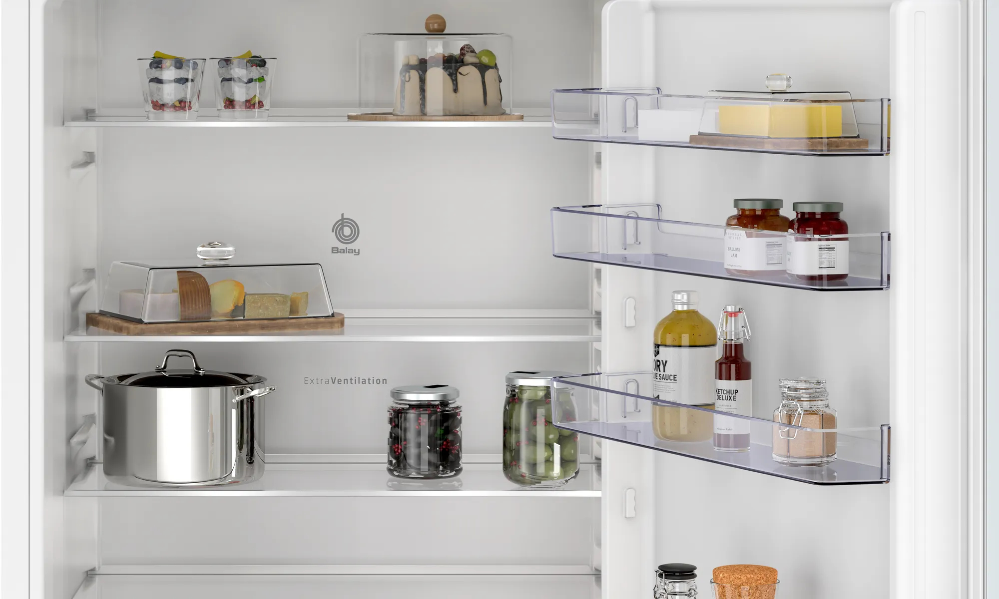 Un refrigerador abierto lleno de comida. Pasteles, quesos, frascos de mermelada, salsas y fruta fresca son visibles en varios estantes.