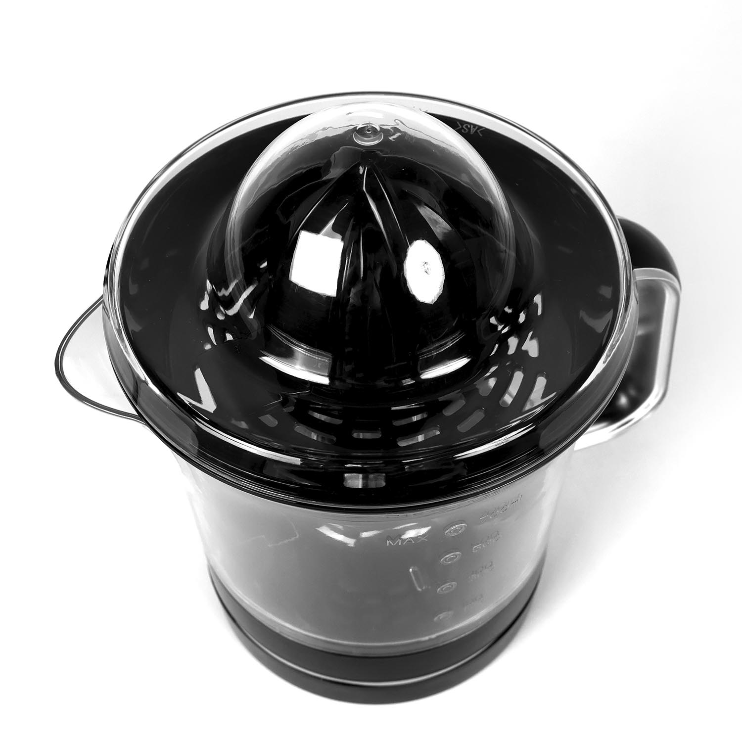 Un exprimidor de cítricos negro y transparente sobre una superficie blanca, con una cúpula transparente, un colador negro y un recipiente con marcas de medición.