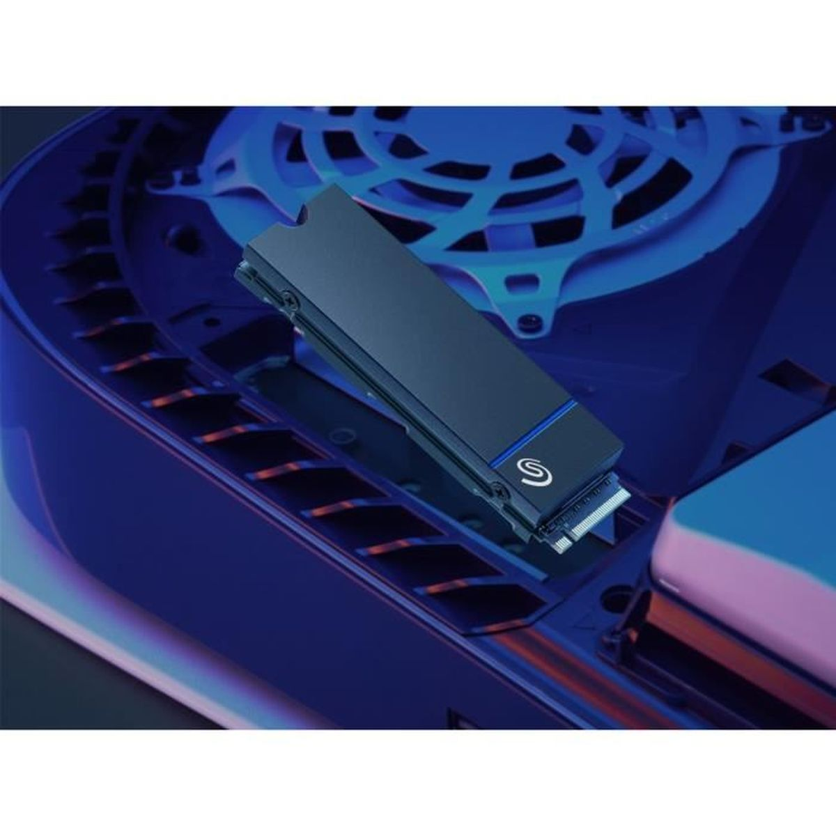 Ciemnoniebieski dysk SSD jest instalowany w ciemnoniebieskiej konsoli do gier. Dysk SSD ma logo Seagate. Tło jest rozmyte.