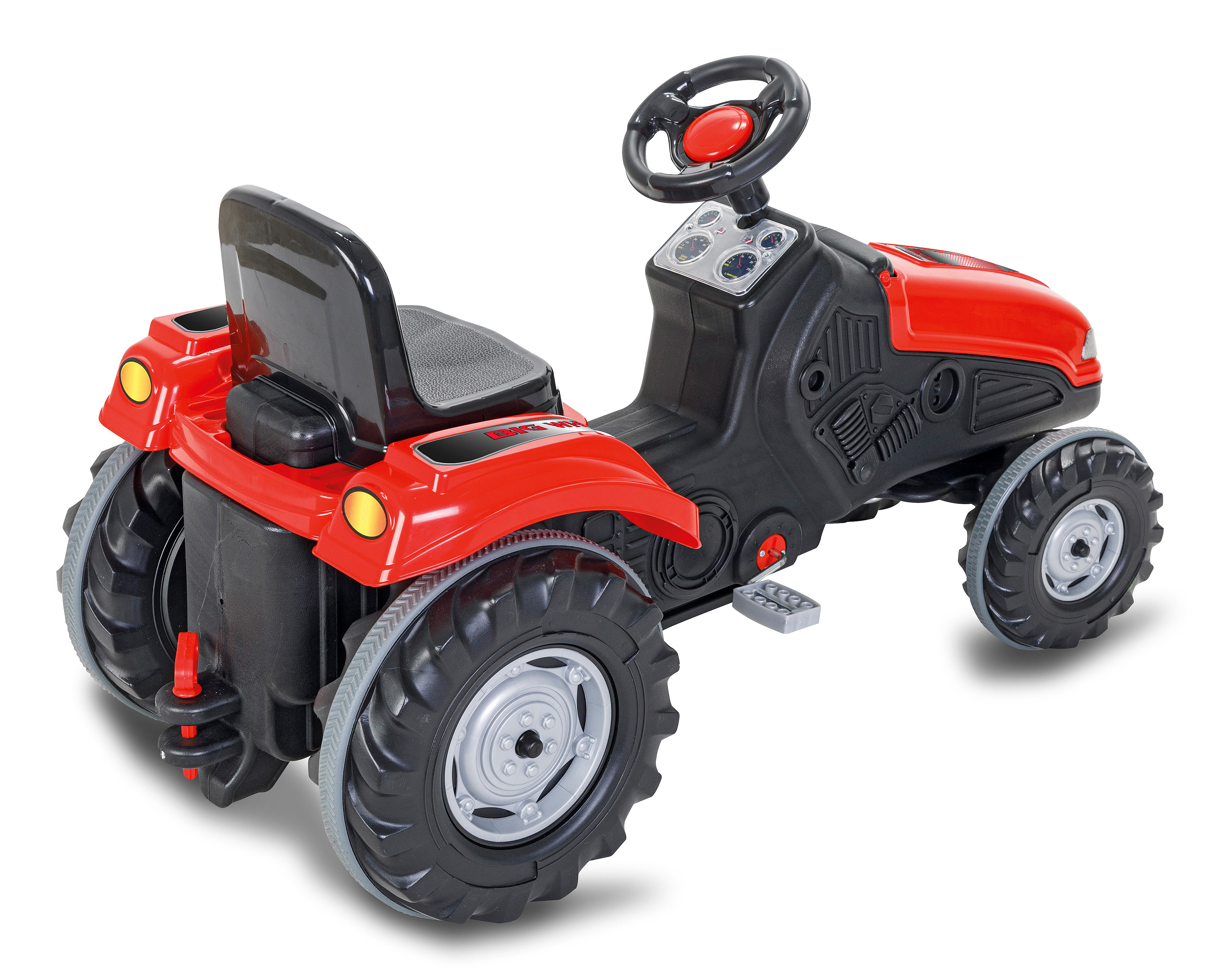 Un tractor de juguete rojo y negro. Tiene neumáticos negros grandes, volante, asiento y pedales sobre un fondo blanco.