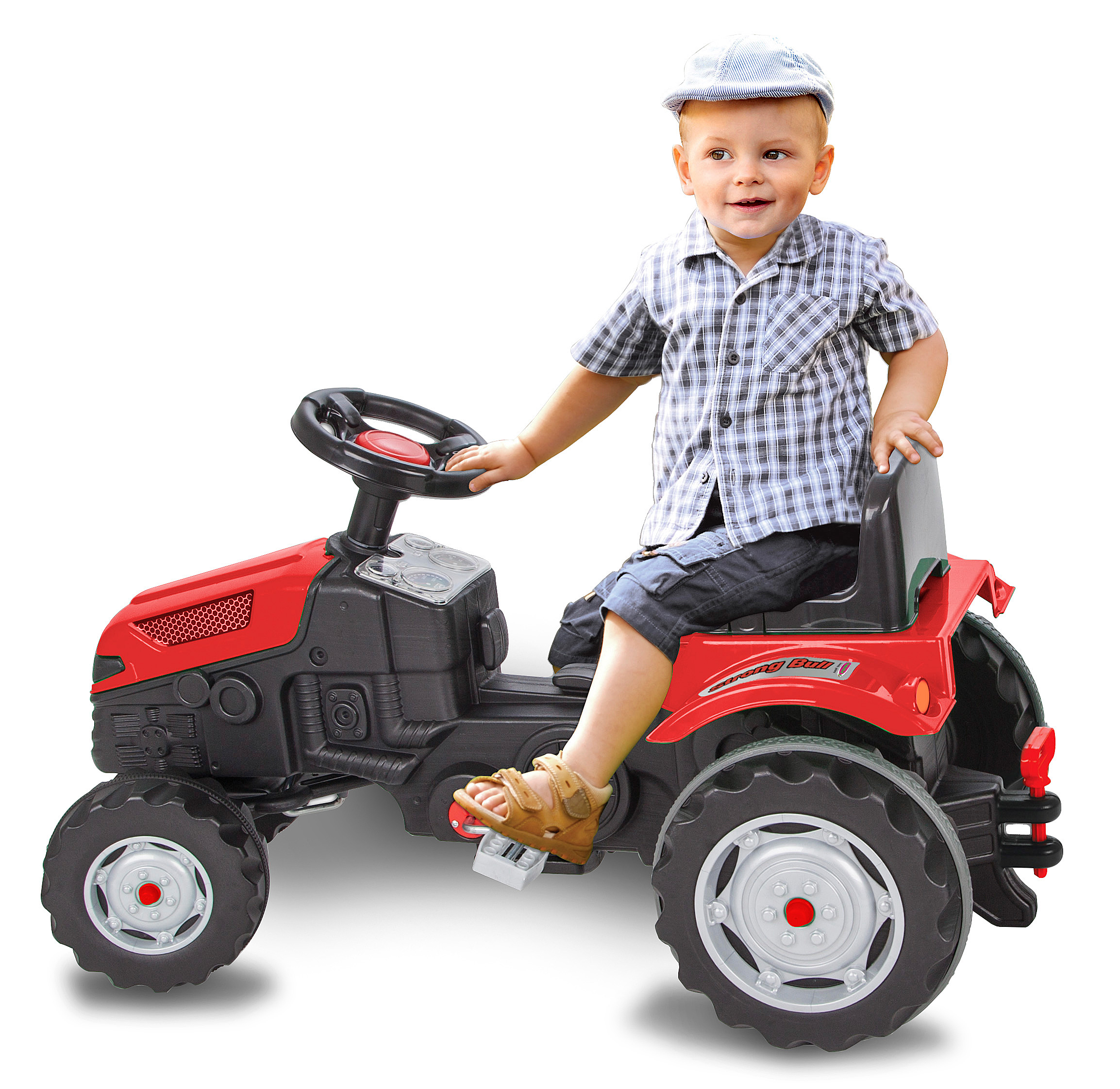 Ein kleiner Junge in einem karierten Hemd und einer Mütze sitzt auf einem roten Spielzeugtraktor. Er lächelt.