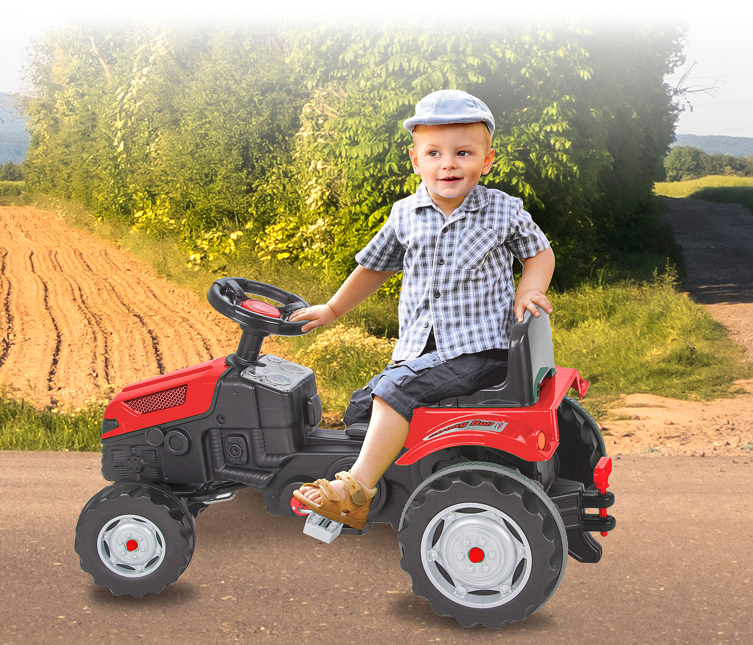 Ein kleiner Junge mit Mütze sitzt auf einem roten Traktor. Er befindet sich auf einem Feld mit Bäumen und einem Feldweg.