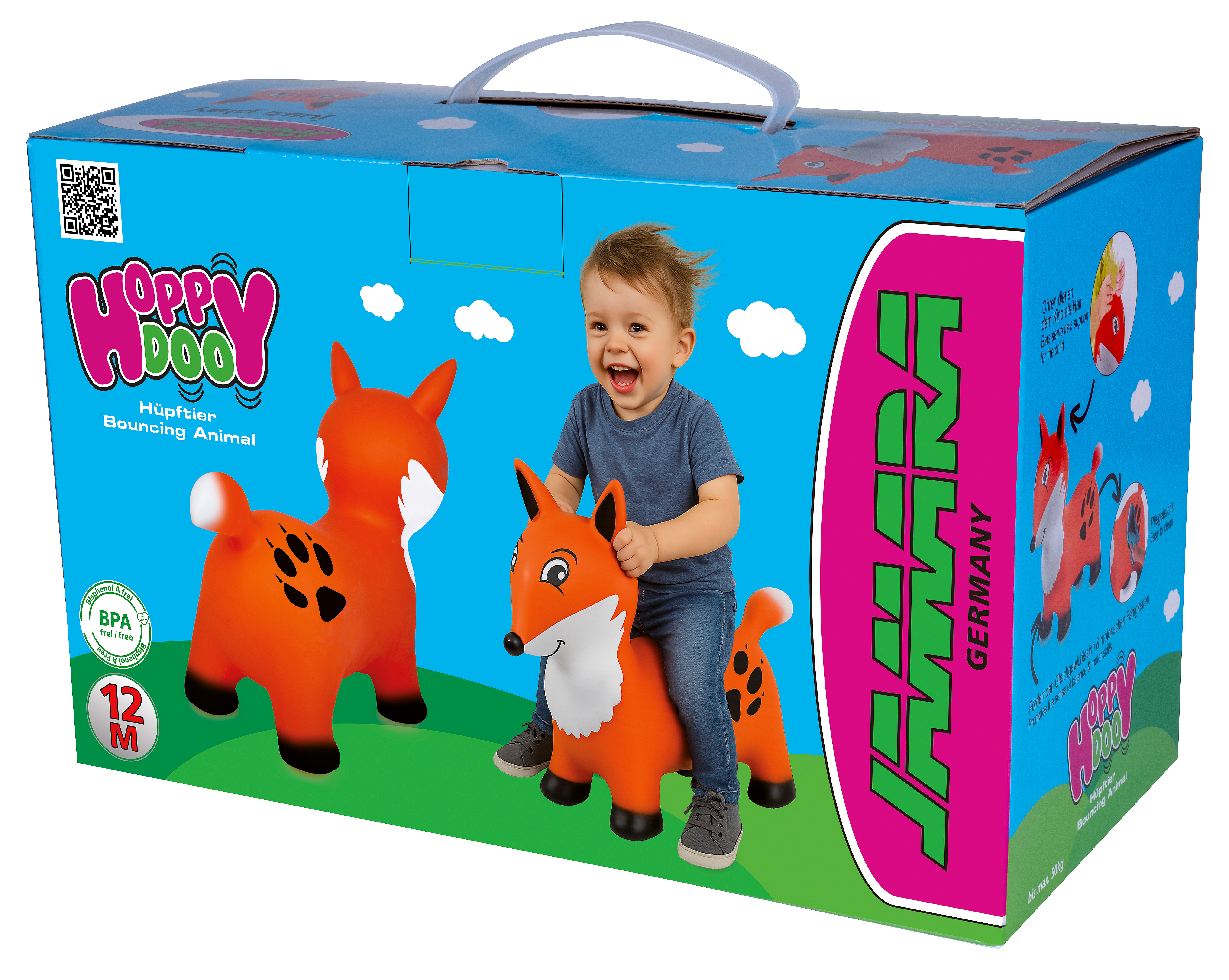 Ein Kind lacht, während es ein orangefarbenes, fuchsförmiges Hüpftier reitet. Die Box mit Produktinfos ist im Hintergrund.