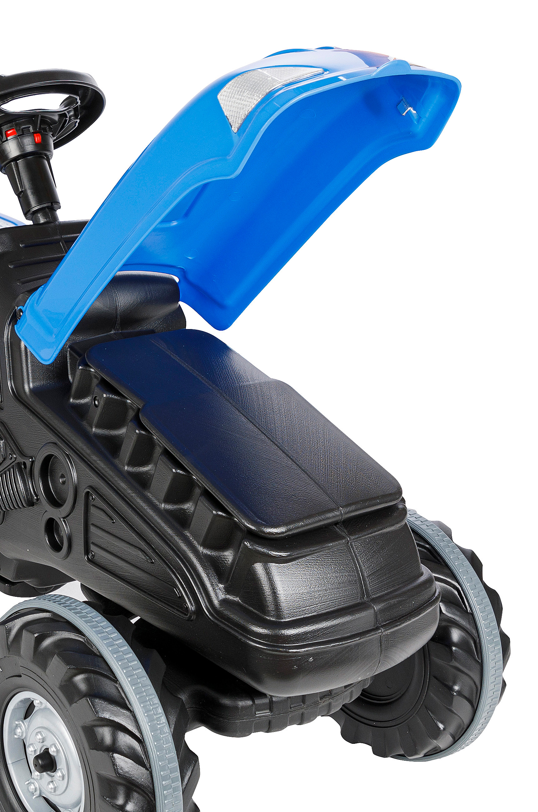 Kinderspielzeugtraktor, schwarzer Körper mit blauer Motorhaube, Lenkrad und großen grauen Reifen auf weißem Hintergrund.
