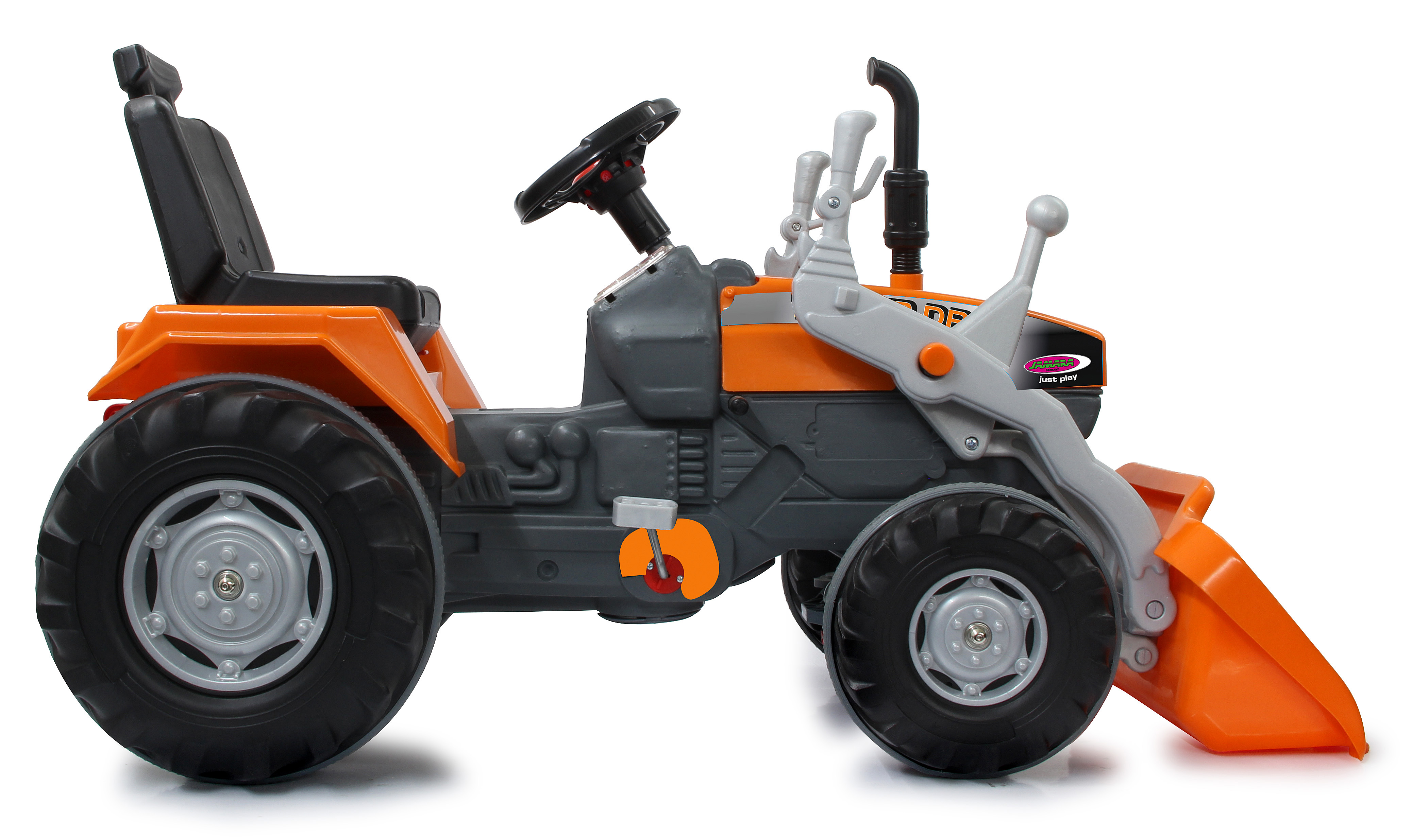 Ein Spielzeugtraktor mit orangefarbenem und grauem Körper, schwarzen Rädern und Frontlader. Er steht auf weißem Untergrund.