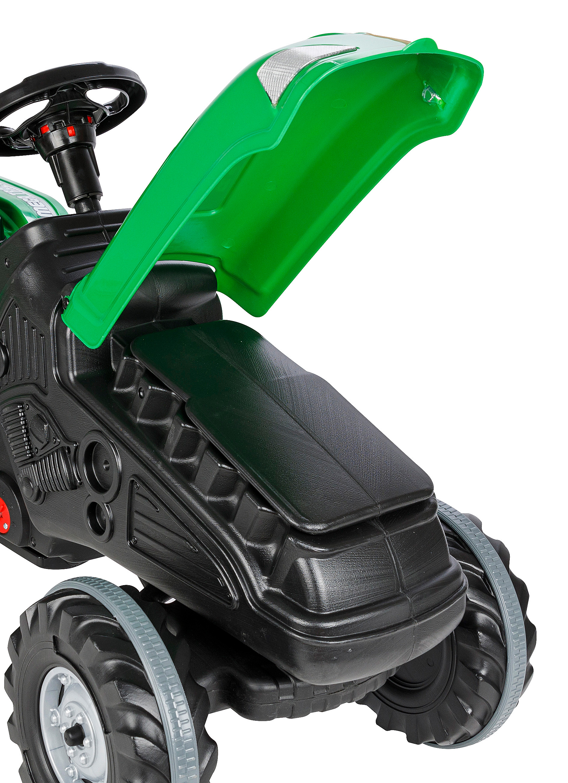 Ein schwarzer und grüner Spielzeugtraktor. Die grüne Motorhaube ist offen. Der Vorderreifen ist sichtbar. Das Lenkrad ist schwarz.
