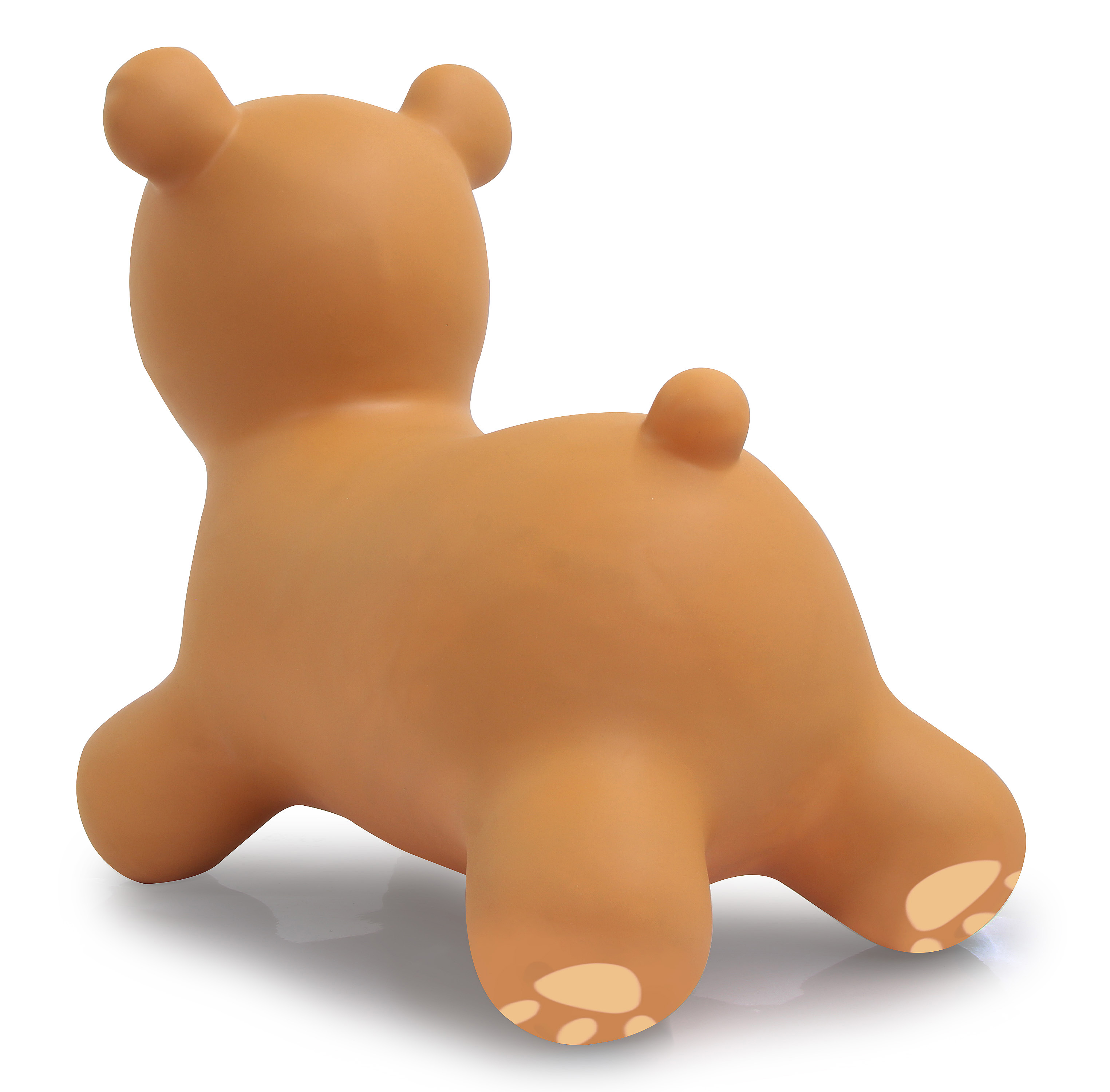 Un giocattolo a forma di orso marrone chiaro, vista posteriore, seduto su una superficie bianca. Sono visibili piccole orecchie e una piccola coda.