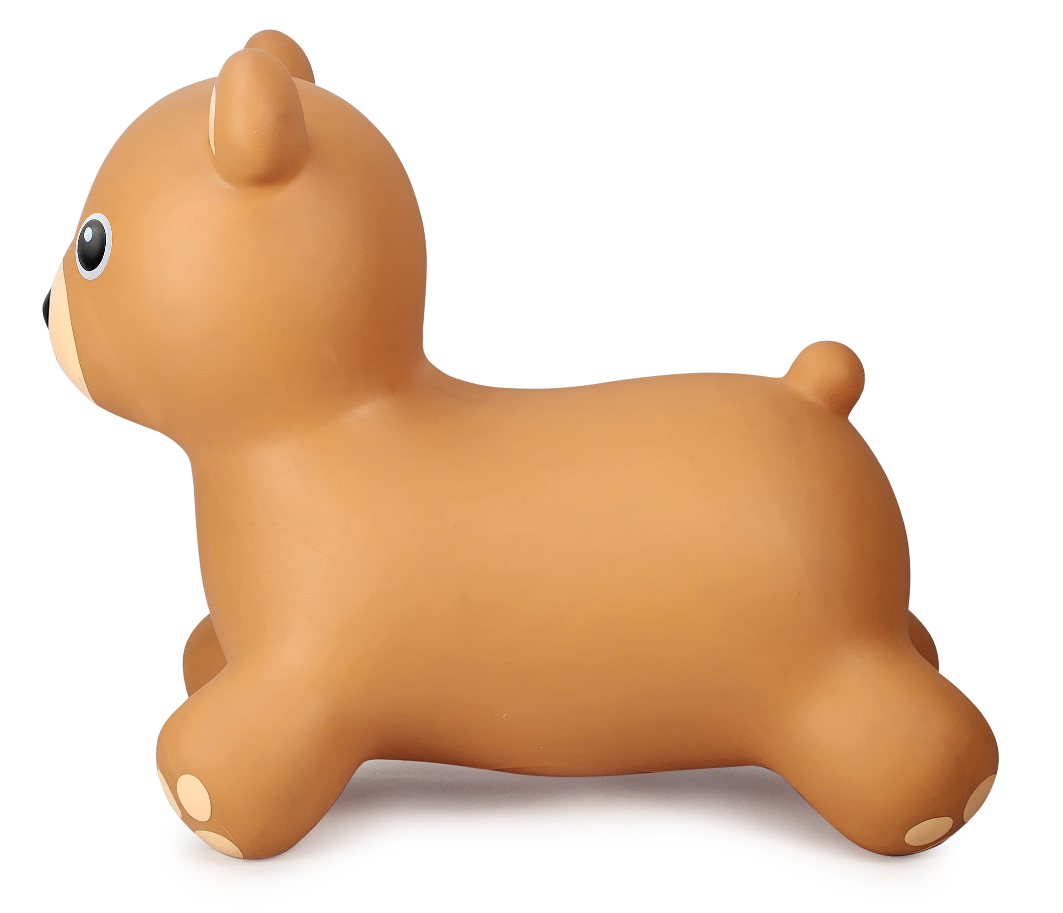 Un giocattolo a forma di orso gonfiabile marrone. Ha piccole orecchie, occhi neri ed è su sfondo bianco.