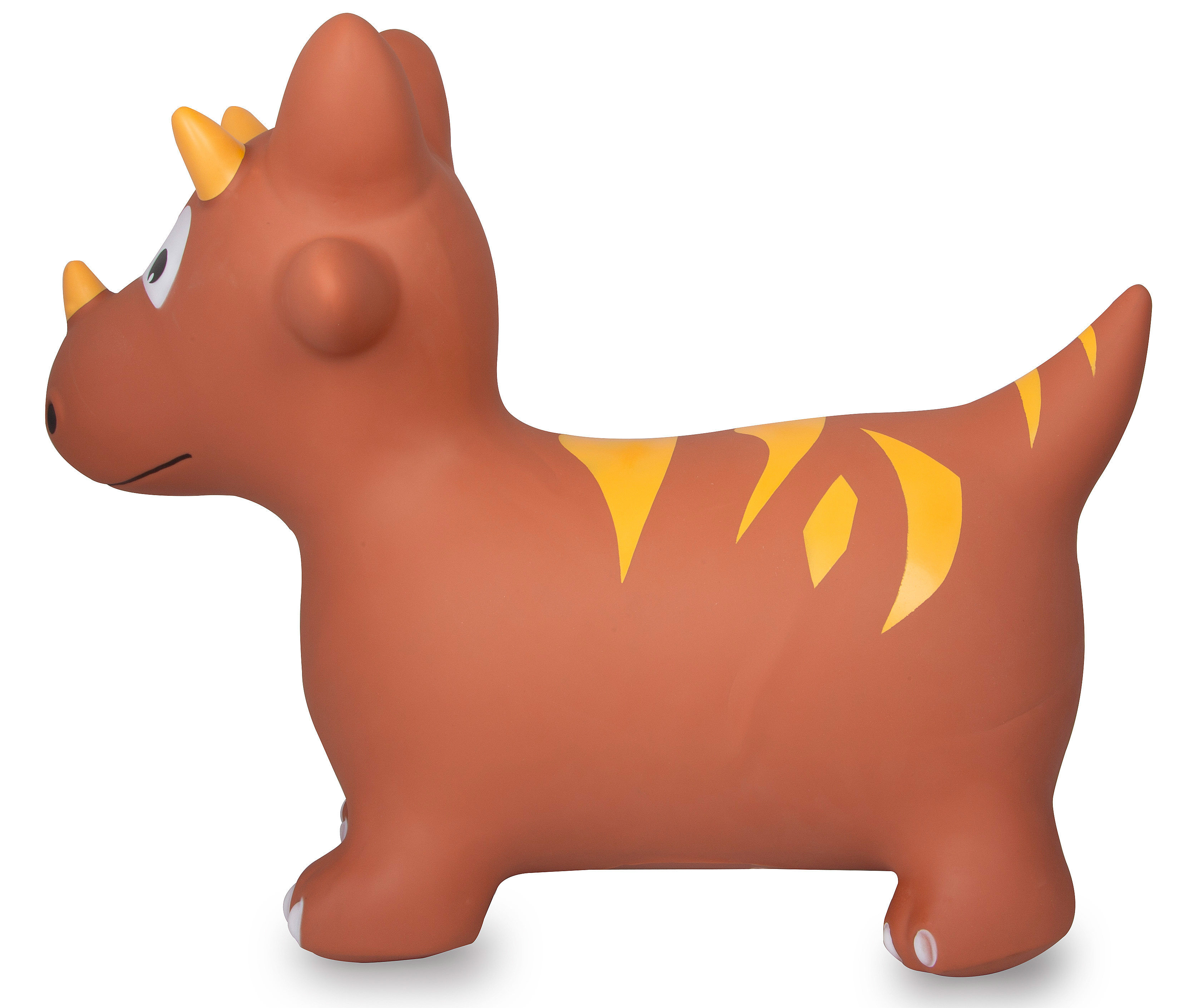 Brązowa zabawka dinozaura z żółtymi akcentami. Ma rogi, paski i jest na białym tle.