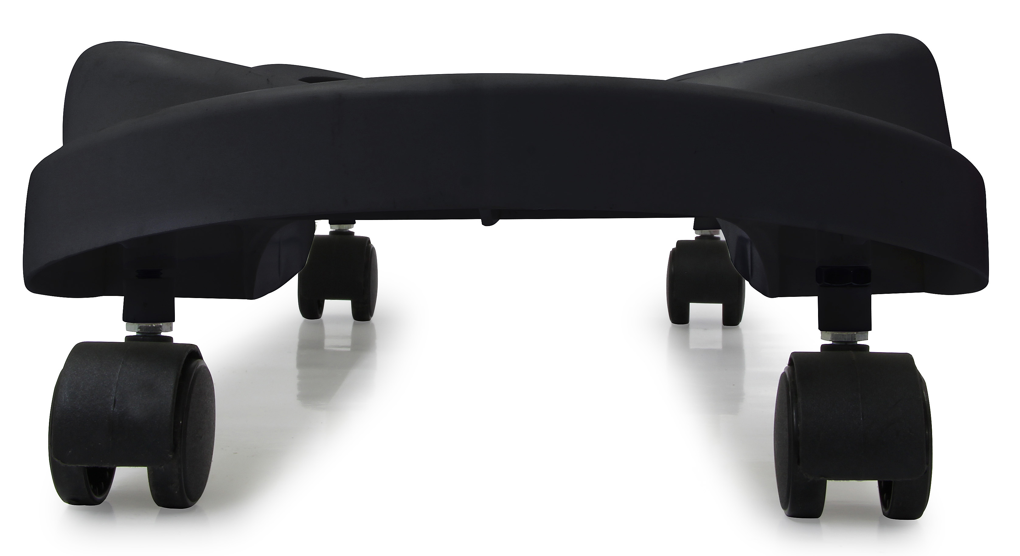 Czarny stojak na komputer z czterema kołami. Stojak stoi na białej powierzchni.