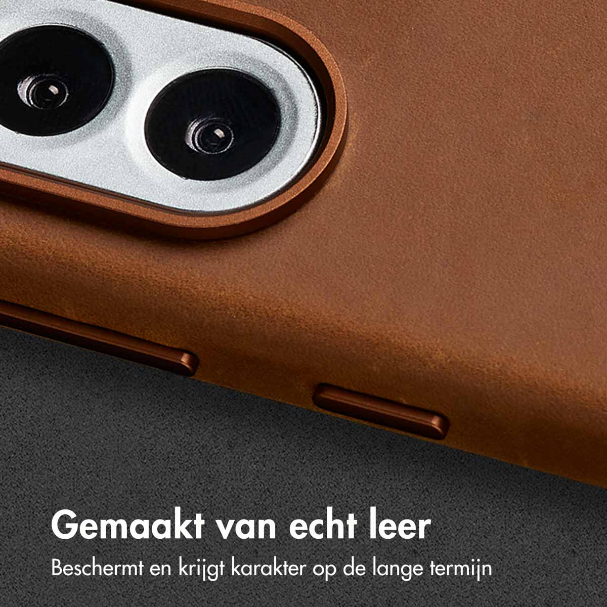 Gros plan sur un étui de téléphone en cuir marron avec des lentilles d'appareil photo. Texte en bas : Fabriqué en cuir véritable.