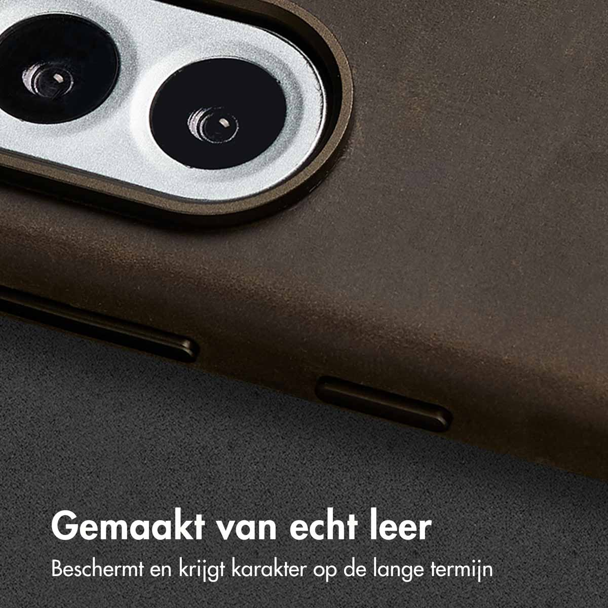 Gros plan d'un étui de téléphone avec deux objectifs d'appareil photo. L'étui est en cuir marron et le texte indique : 'Fabriqué en cuir véritable'.